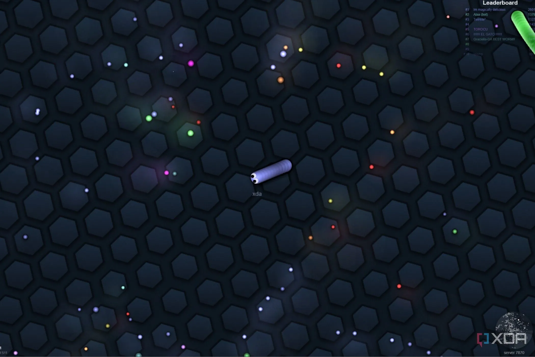 Màn hình trò chơi Slither.io với nhiều con rắn đầy màu sắc trên bản đồ
