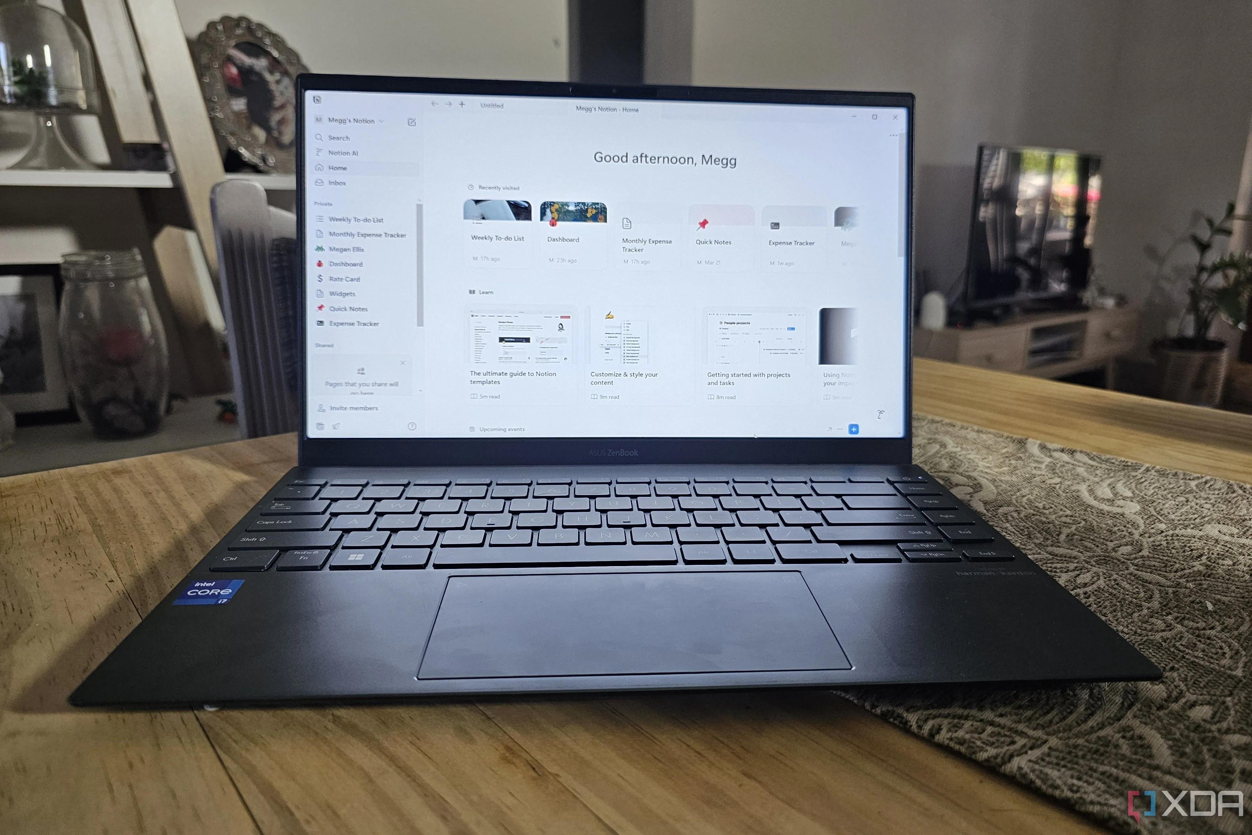 Màn hình ứng dụng Notion trên laptop, thể hiện giao diện người dùng có thể tùy chỉnh