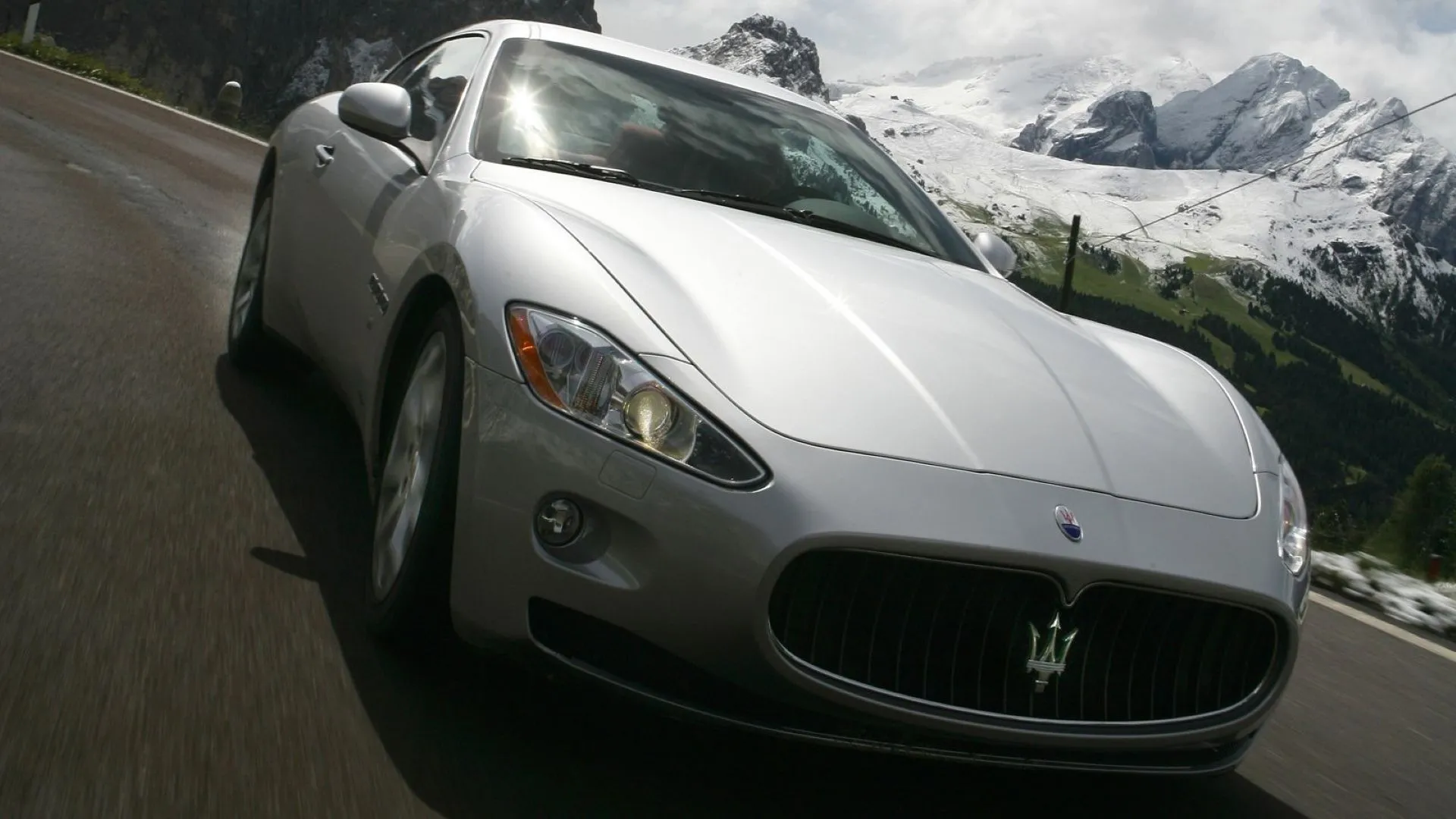 Maserati GranTurismo 2008 màu bạc đang phô diễn đường cong quyến rũ trên đường phố