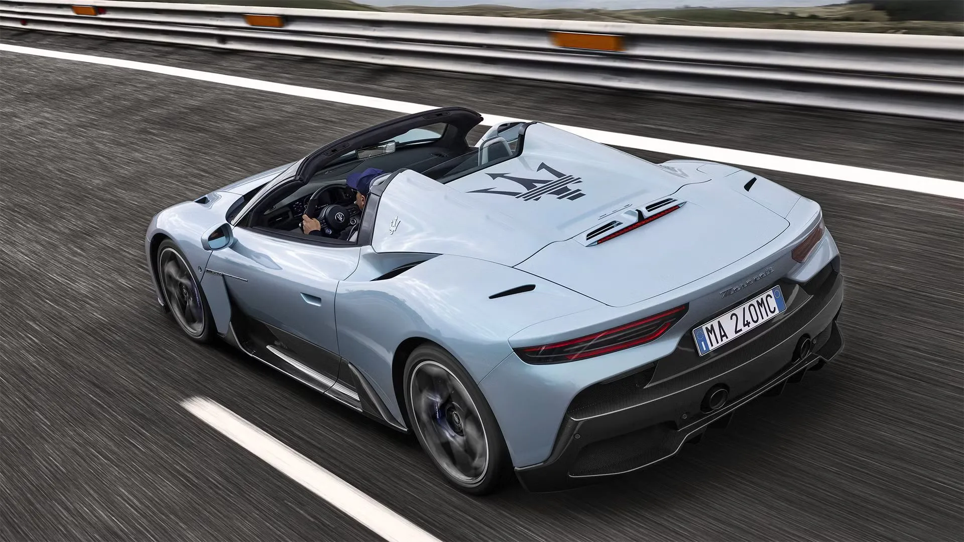 Maserati MC20 Cielo màu xám đang chạy trên đường cao tốc