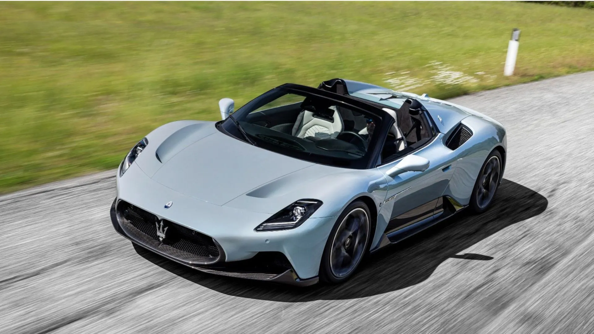 Maserati MC20 Cielo màu xám đang chạy trên đường nông thôn