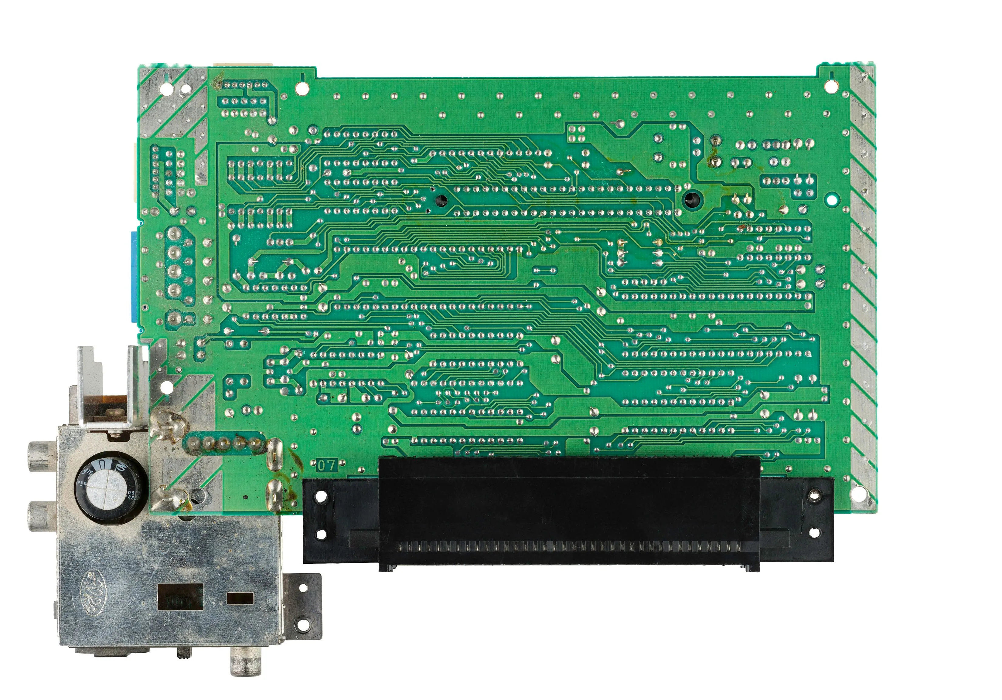 Mặt dưới của bo mạch chủ Nintendo NES Mk1, hiển thị các đường mạch phức tạp của hệ thống bus dữ liệu và bus địa chỉ
