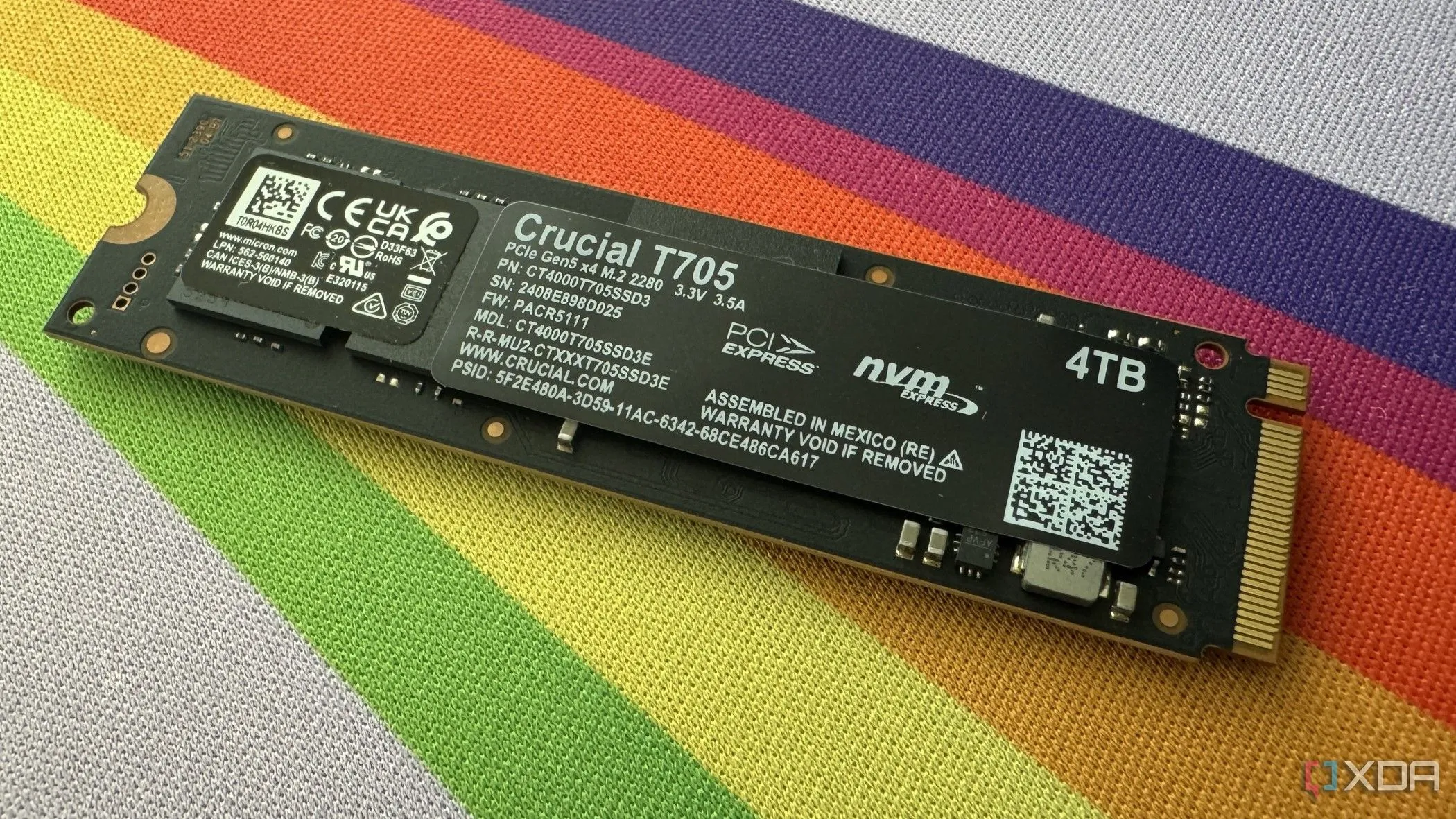 Mặt sau của ổ cứng SSD Crucial T705 NVMe PCIe Gen 5 với thông tin sản phẩm