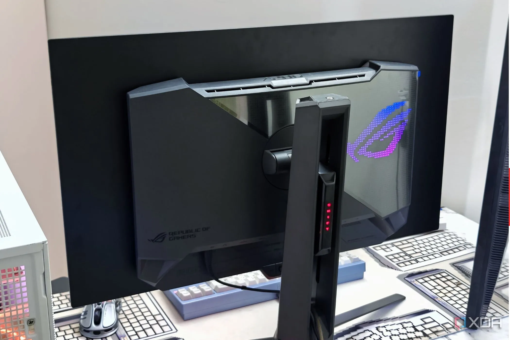 Mặt sau màn hình Asus ROG Swift PG27AQDM với hệ thống tản nhiệt và cổng kết nối đa dạng