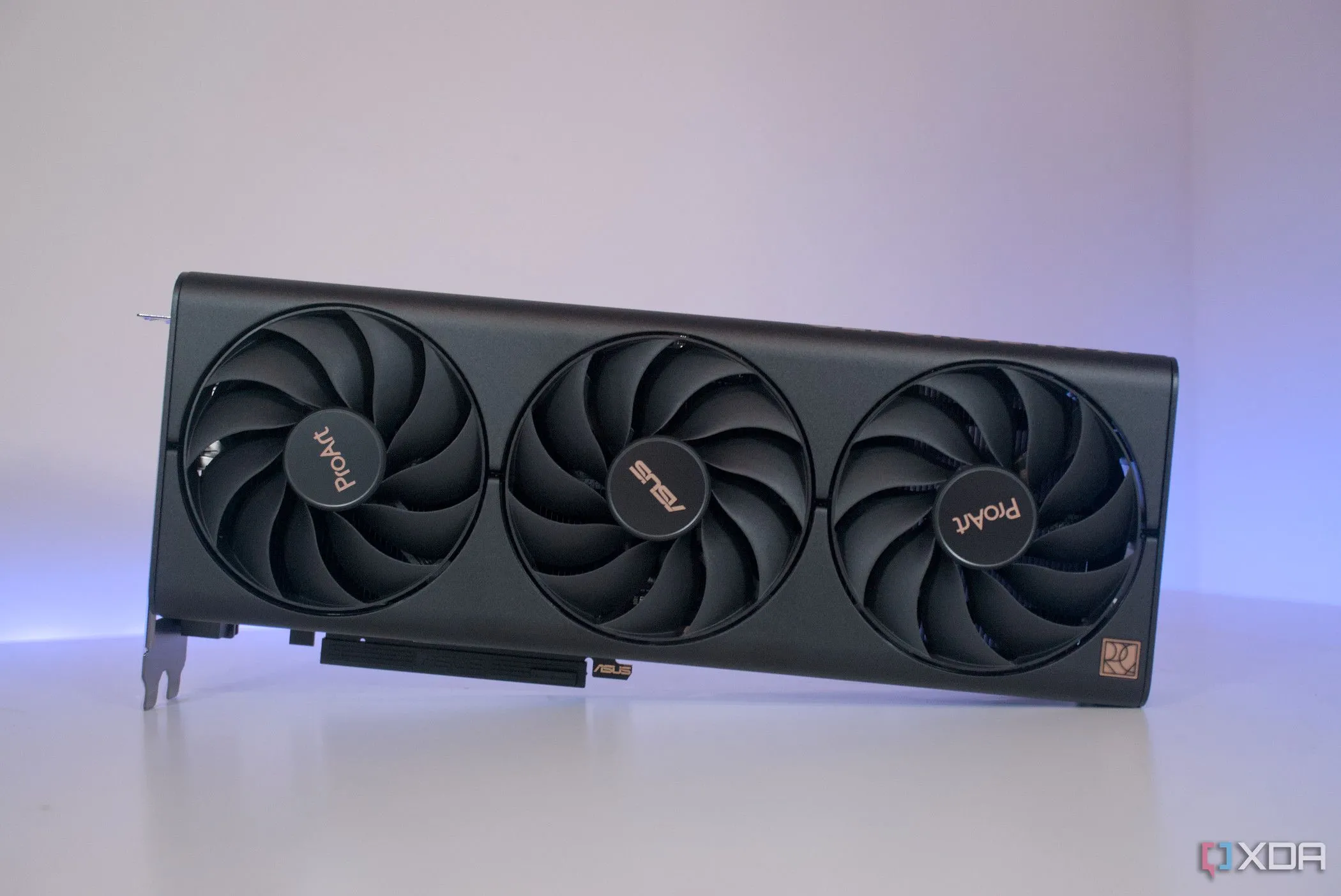Mặt trước của card đồ họa Asus ProArt GeForce RTX 4060 Ti, một lựa chọn GPU phổ biến