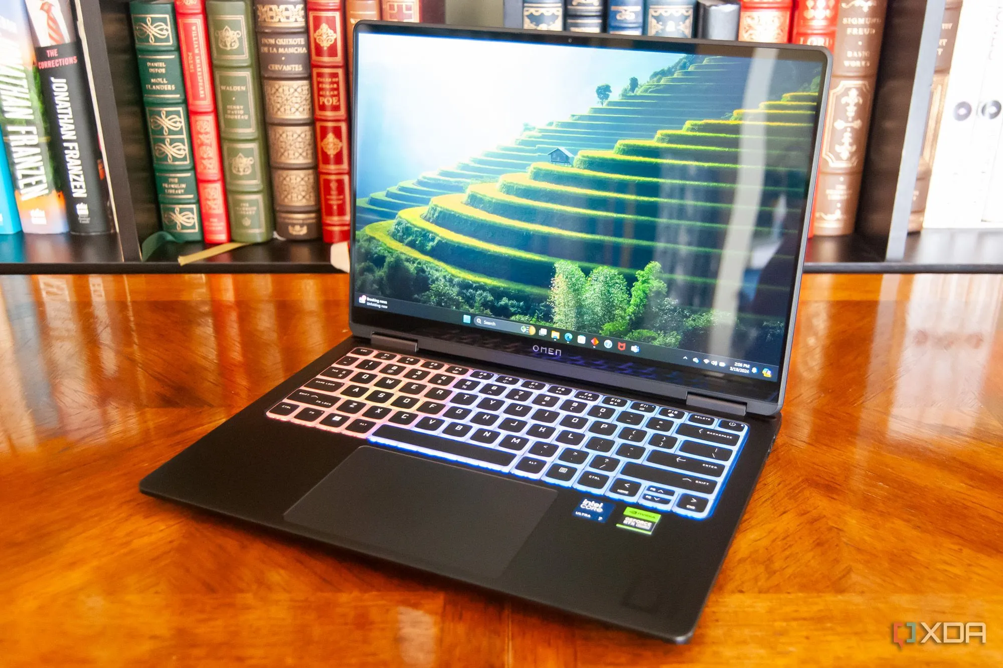 Mặt trước của laptop HP Omen Transcend 14 (2024) nhìn nghiêng