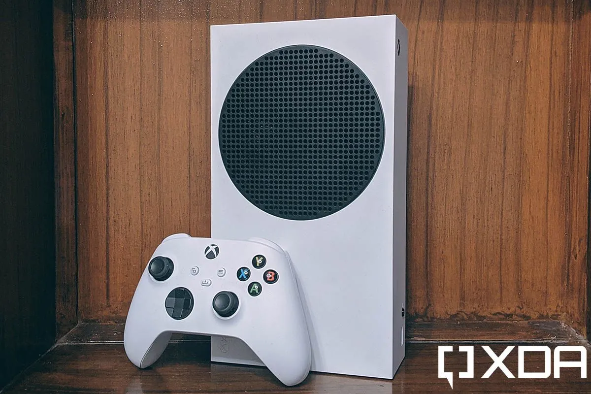 mặt trước máy chơi game Xbox Series S màu trắng