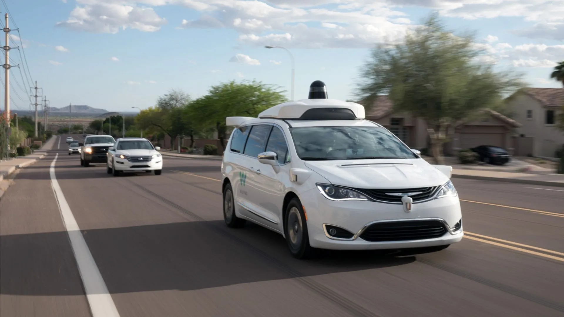 Mẫu minivan Waymo Chrysler Pacifica Hybrid tự lái trên đường, đại diện cho công nghệ xe tự hành tiên tiến