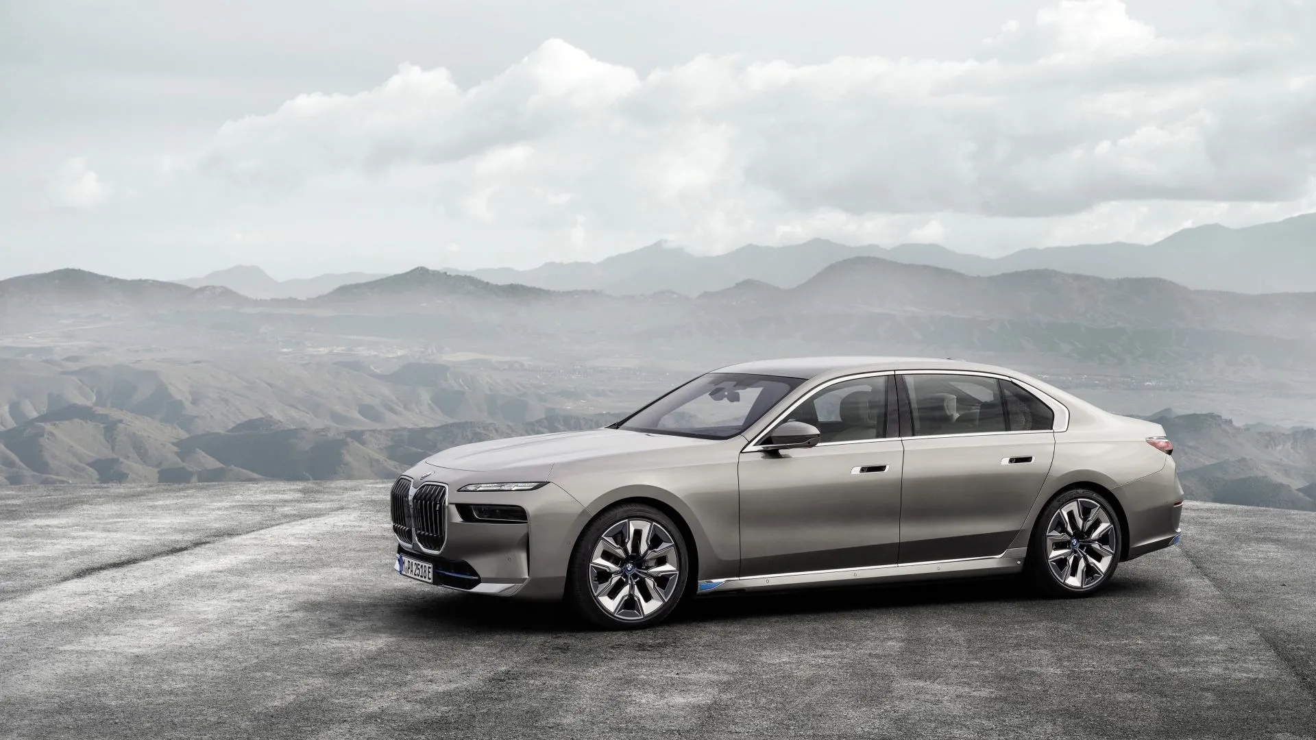 Mẫu sedan hạng sang BMW 7-Series 2025 màu xanh đen, nổi bật với hệ thống BMW Highway Assistant.