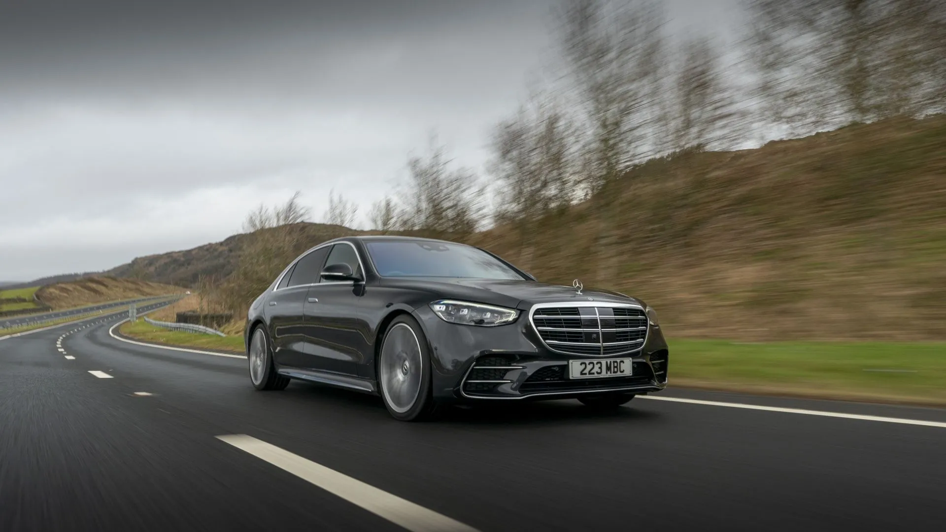 Mẫu sedan hạng sang Mercedes-Benz S-Class 2025 màu xanh đen, tiên phong với hệ thống Drive Pilot cấp độ 3.