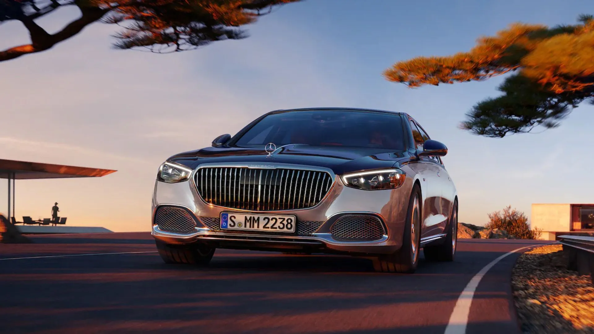 Mẫu sedan Mercedes-Maybach S-Class 2025 năng động nhìn từ phía trước, toát lên vẻ uy nghi và sang trọng.