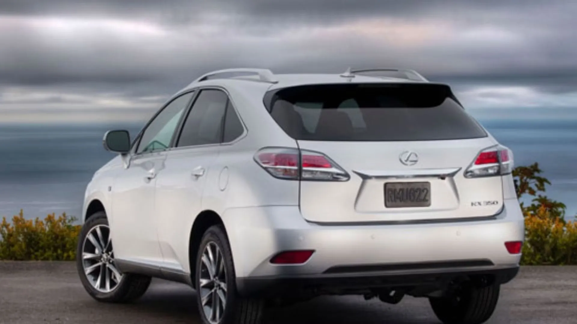 Mẫu SUV Lexus RX đời 2013 màu trắng, được biết đến với sự phổ biến, độ bền và chi phí vận hành hợp lý.