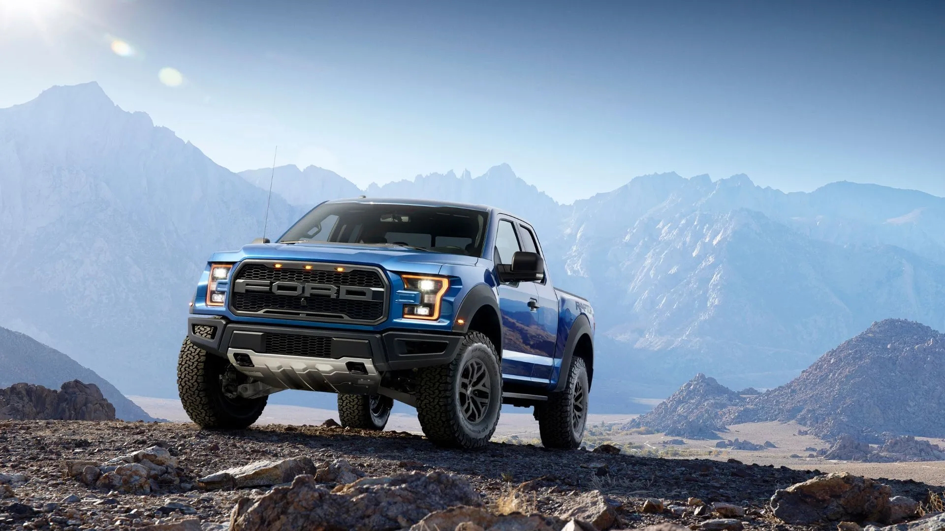 Mẫu xe bán tải Ford F-150 Raptor 2017 màu xanh lam đang chạy off-road, trong bối cảnh cuộc điều tra an toàn về hộp số F-150.