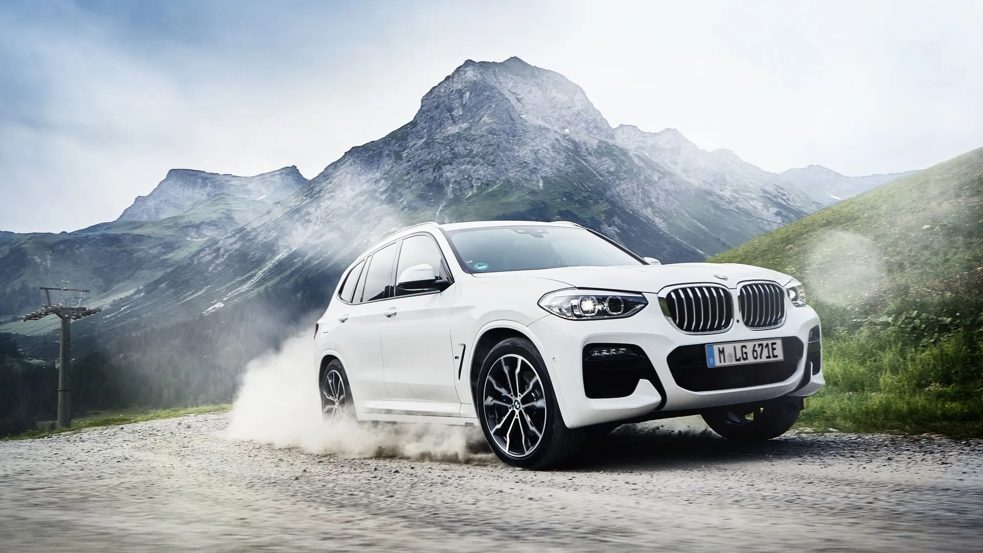 Mẫu xe BMW X3 xDrive30e 2020 đang vận hành