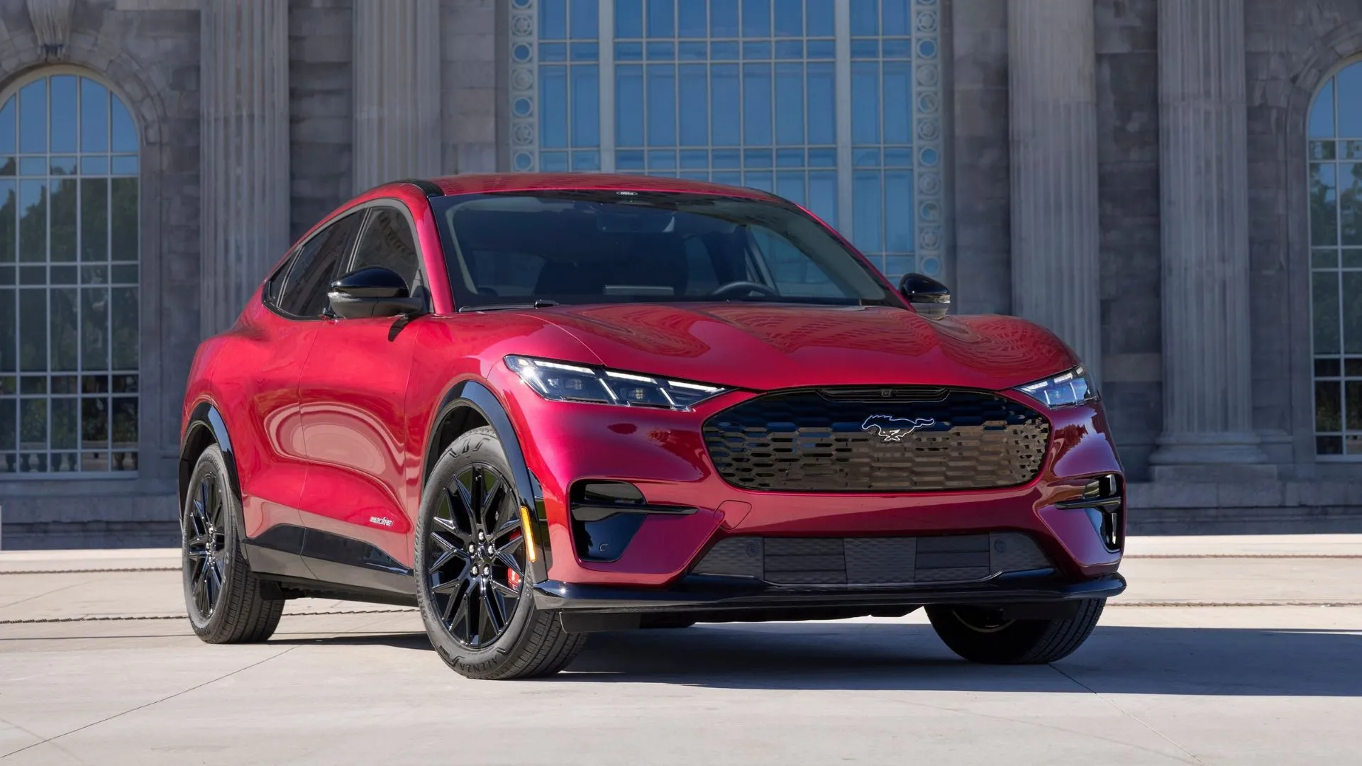 Mẫu xe điện Ford Mustang Mach-E 2025 màu đỏ, minh họa dòng xe bị lỗi cần số Park gây nguy cơ lăn xe.