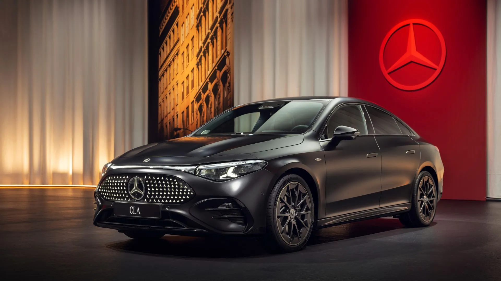 Mẫu xe Mercedes-Benz CLA 2026 màu đen với hệ thống giải trí MBUX tích hợp Disney+