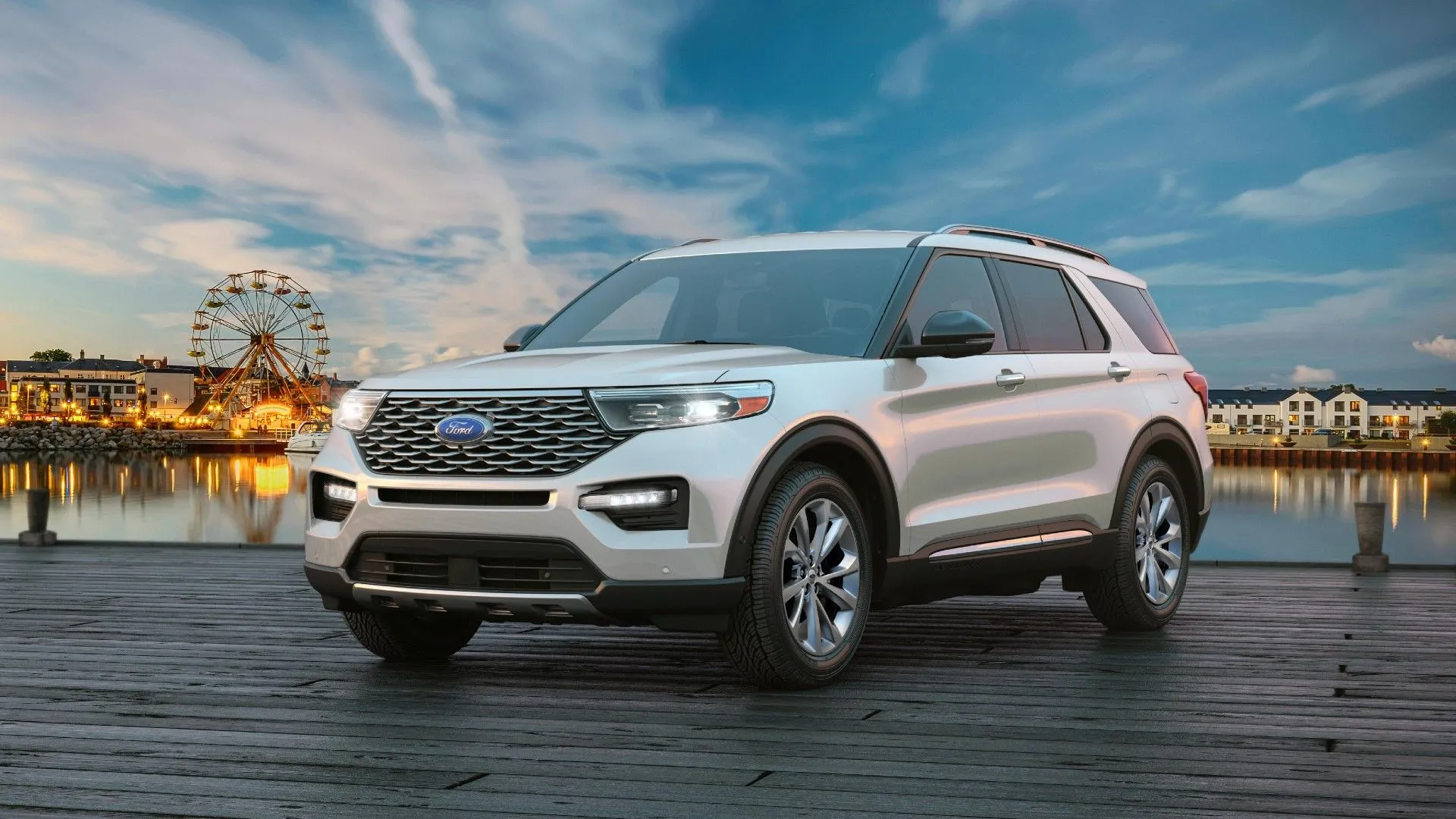 Mẫu xe SUV Ford Explorer 2024 màu bạc đỗ trên cầu cảng