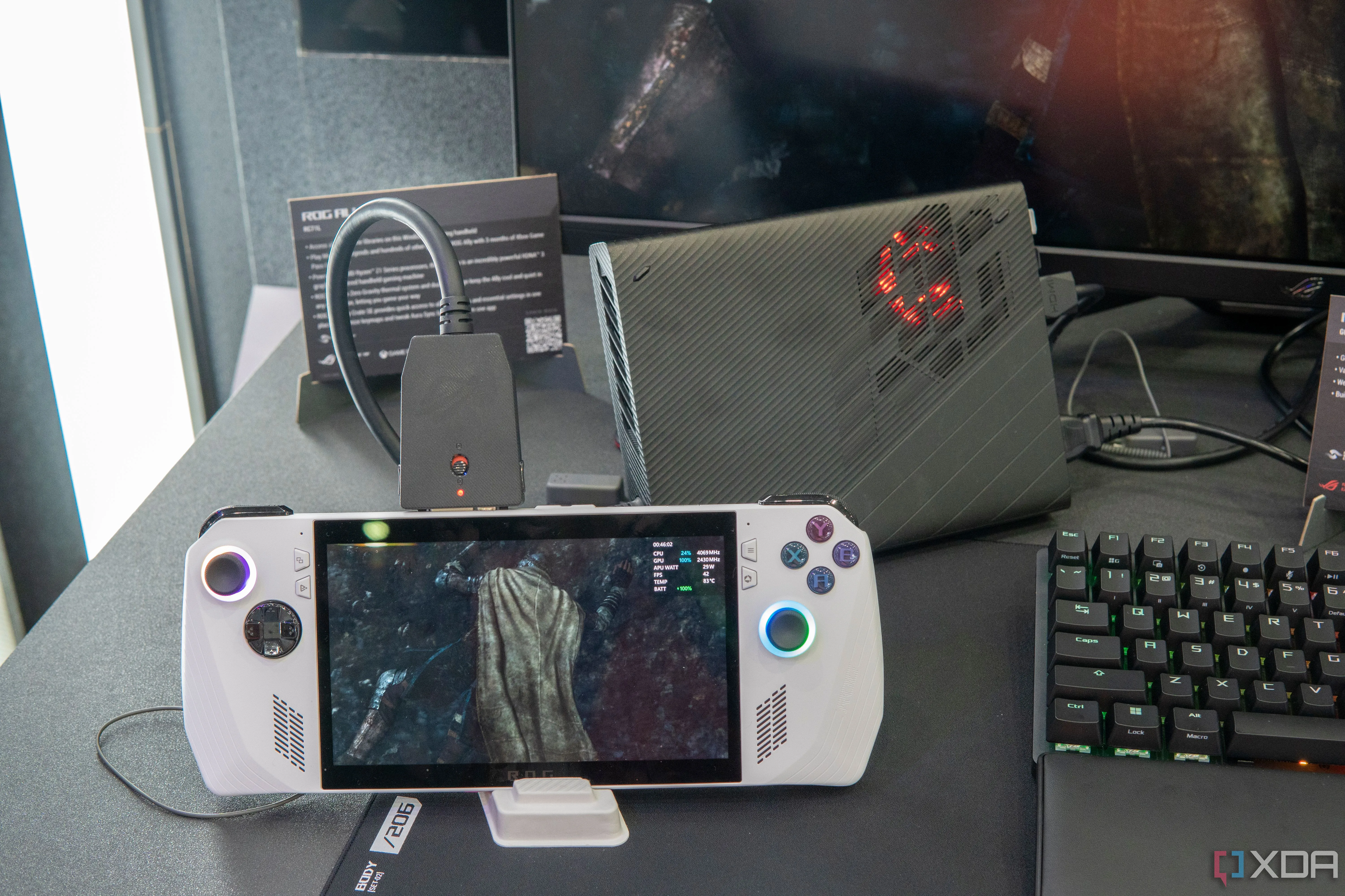 Máy chơi game cầm tay Asus ROG Ally và dock eGPU ROG XG Mobile