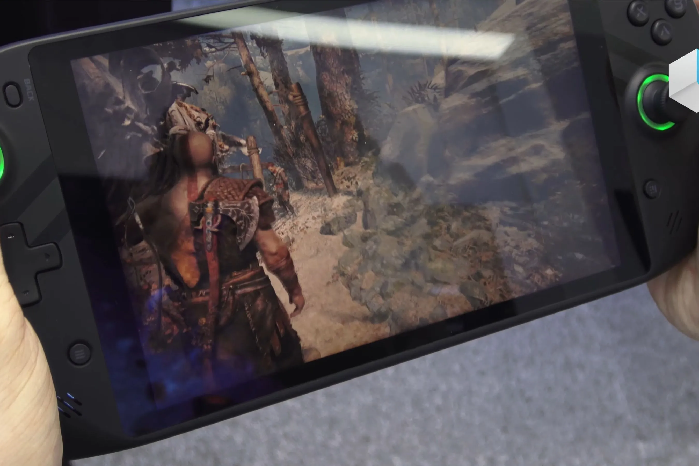 Máy chơi game cầm tay hiển thị God of War, minh họa khả năng chạy game AAA trên thiết bị di động với hiệu suất cao.