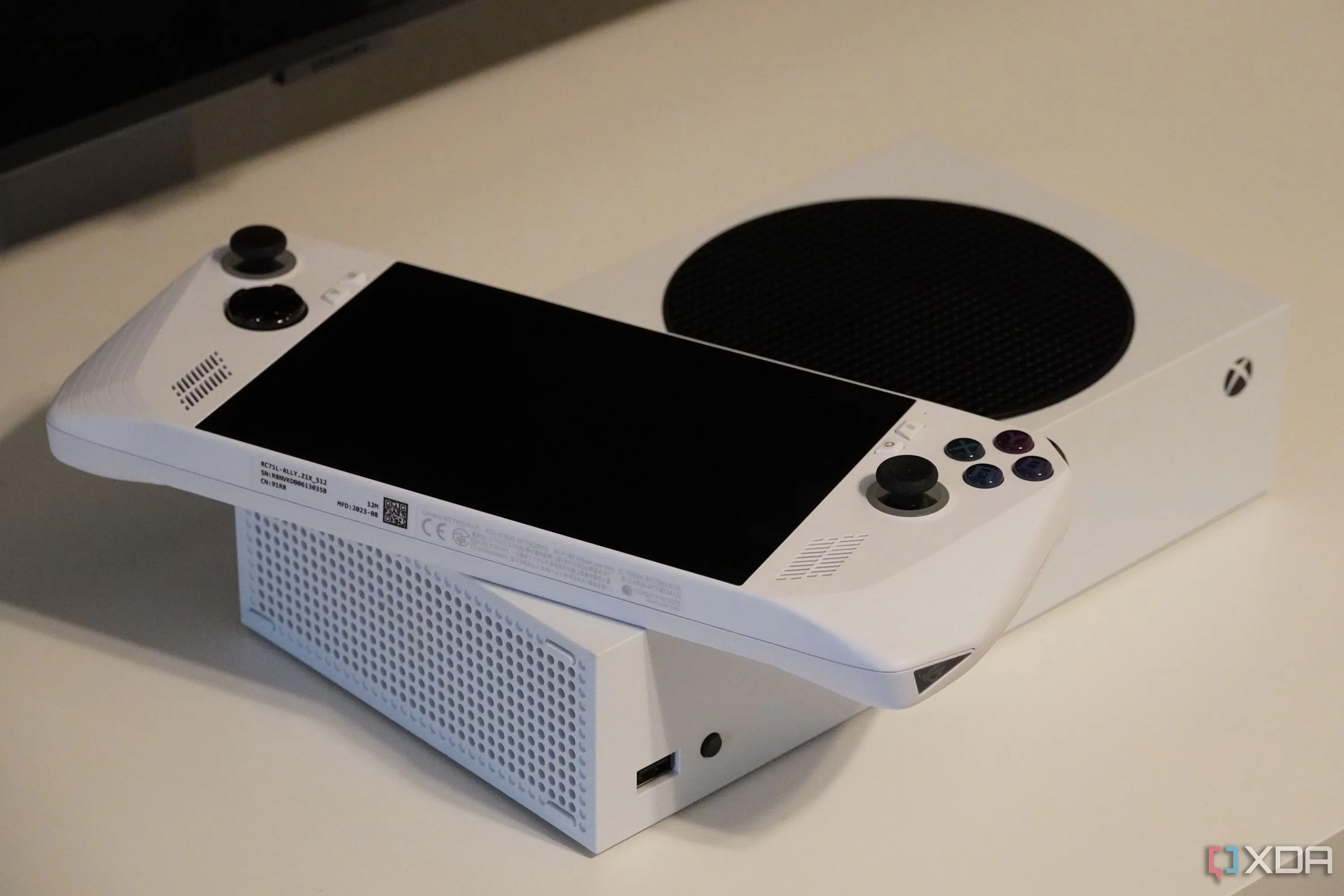 Máy chơi game cầm tay ROG Ally đặt trên console Xbox Series S, tượng trưng cho hệ sinh thái game đa dạng