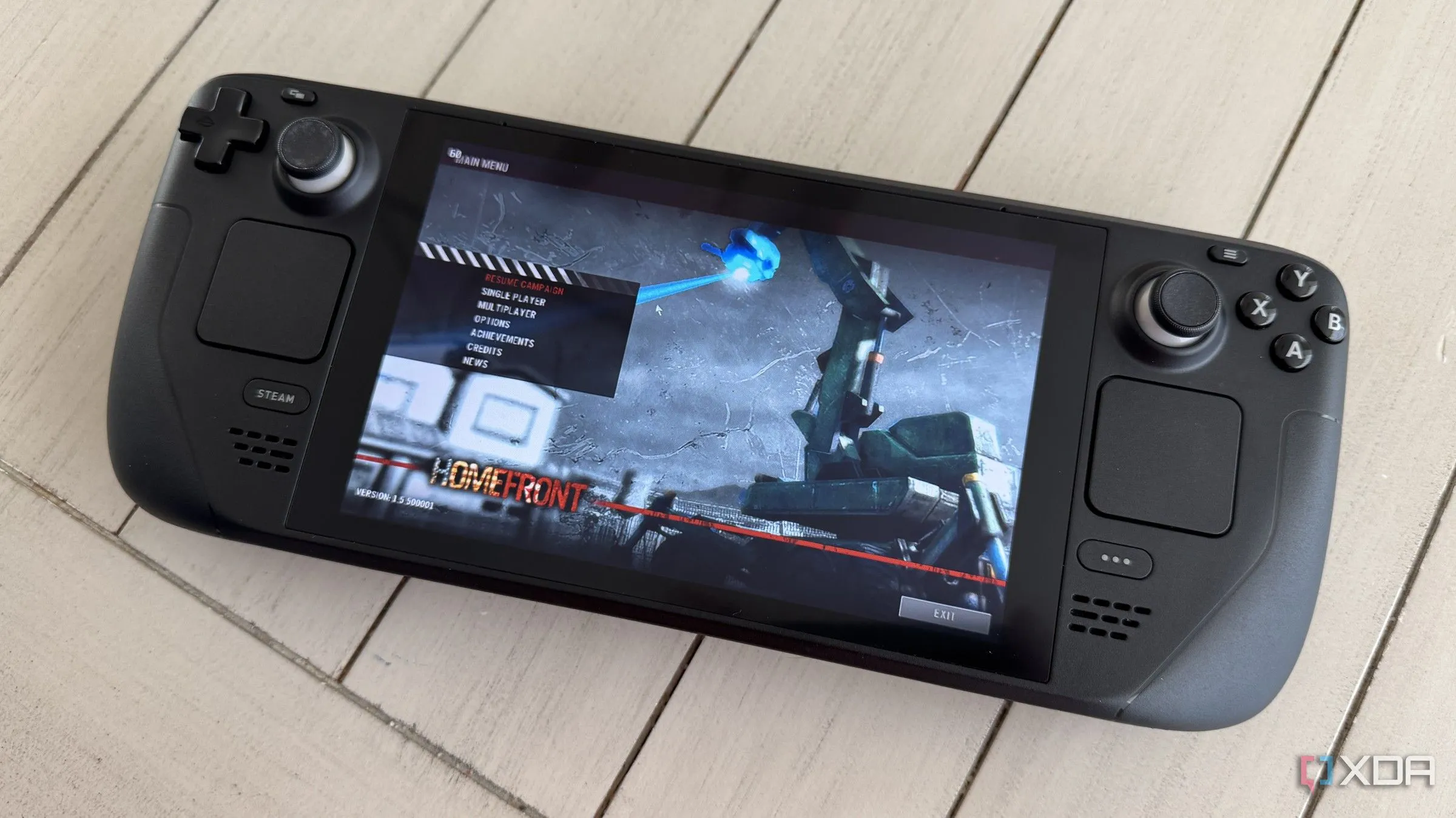 Máy chơi game cầm tay Steam Deck đang chạy tựa game Homefront, cho thấy sự linh hoạt của nền tảng PC nhưng không thể chơi game độc quyền console