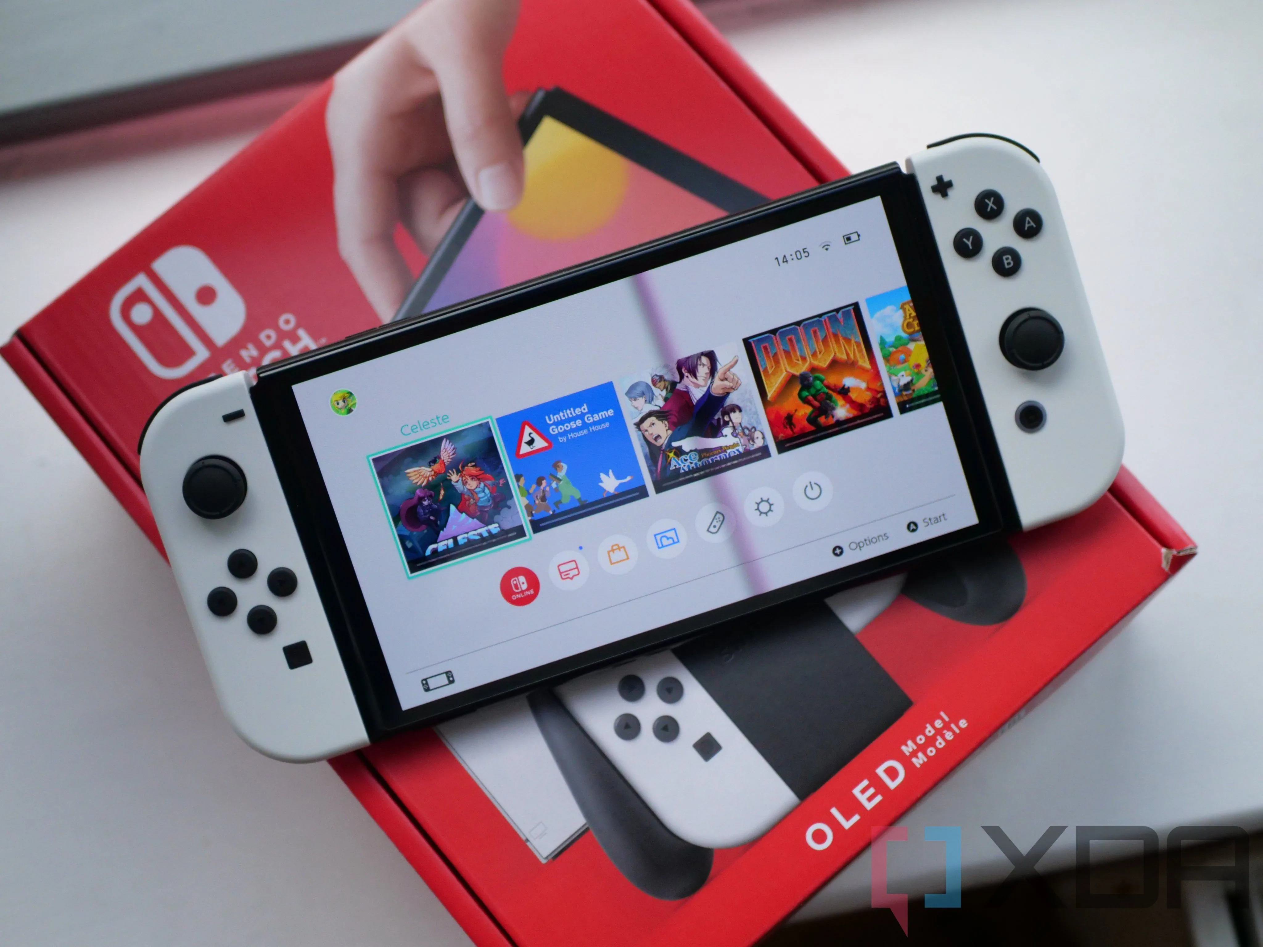 Máy chơi game Nintendo Switch OLED màu trắng, biểu tượng của chiến lược độc quyền và sáng tạo của Nintendo.