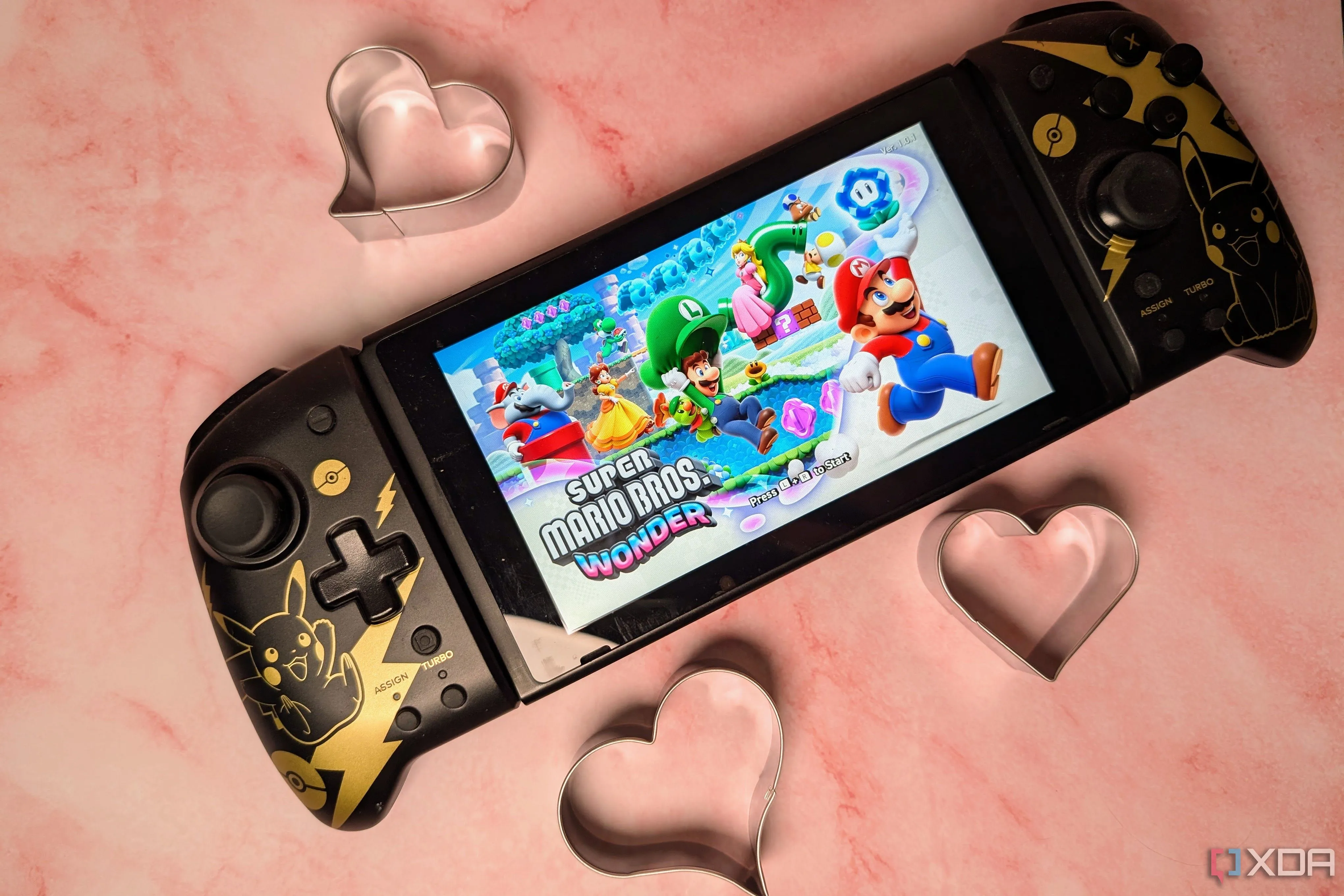 Máy chơi game Nintendo Switch với game Mario Wonder, tượng trưng cho niềm vui chơi game.