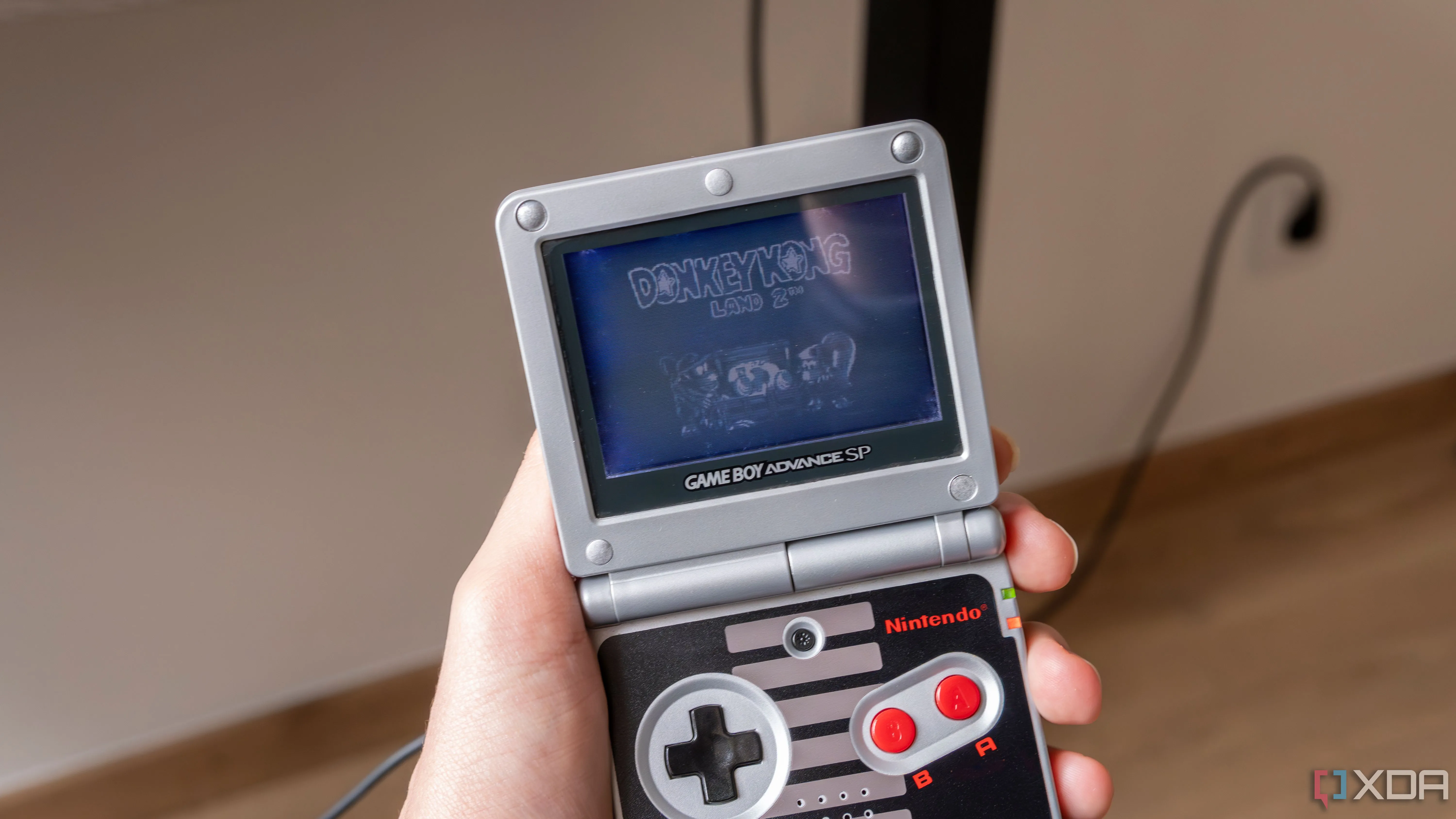 Máy Game Boy Advance SP đang chơi Donkey Kong Land 2, một tựa game platformer cổ điển tương đồng với DKC2 trên SNES