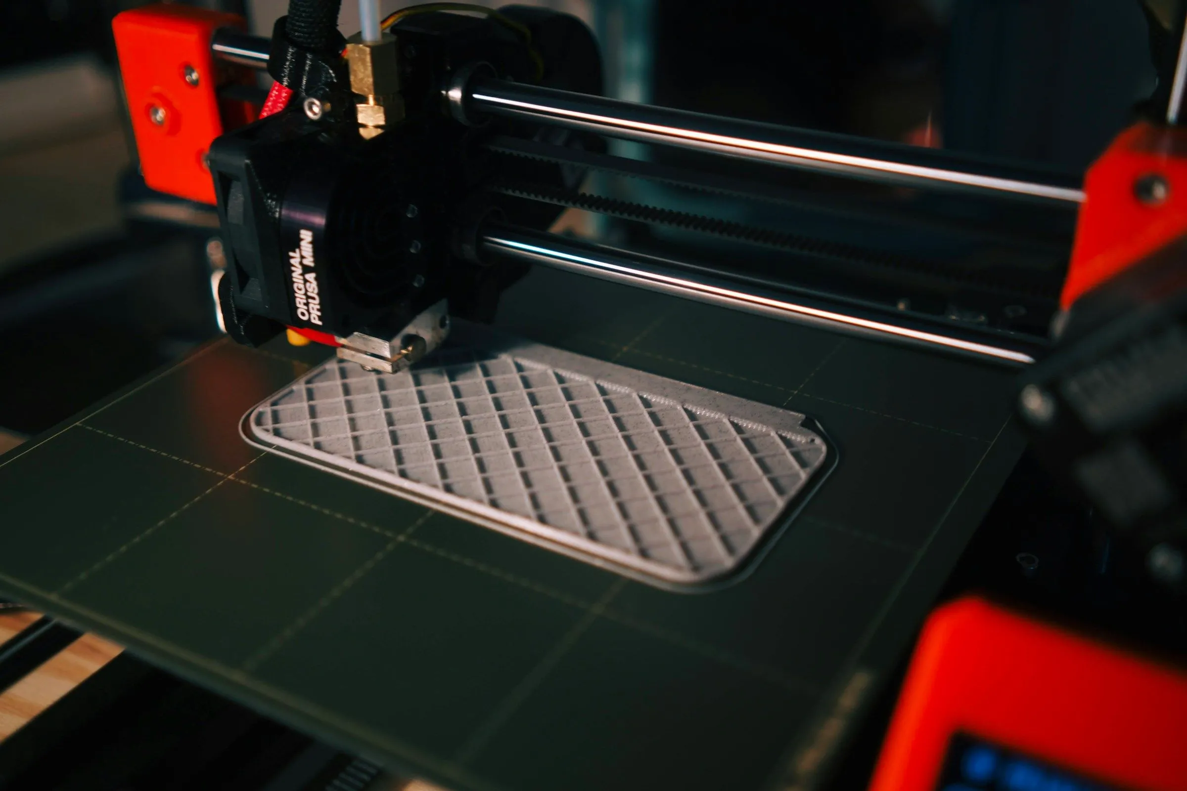 Máy in 3D Prusa đang in sản phẩm, thể hiện độ bám dính bàn in