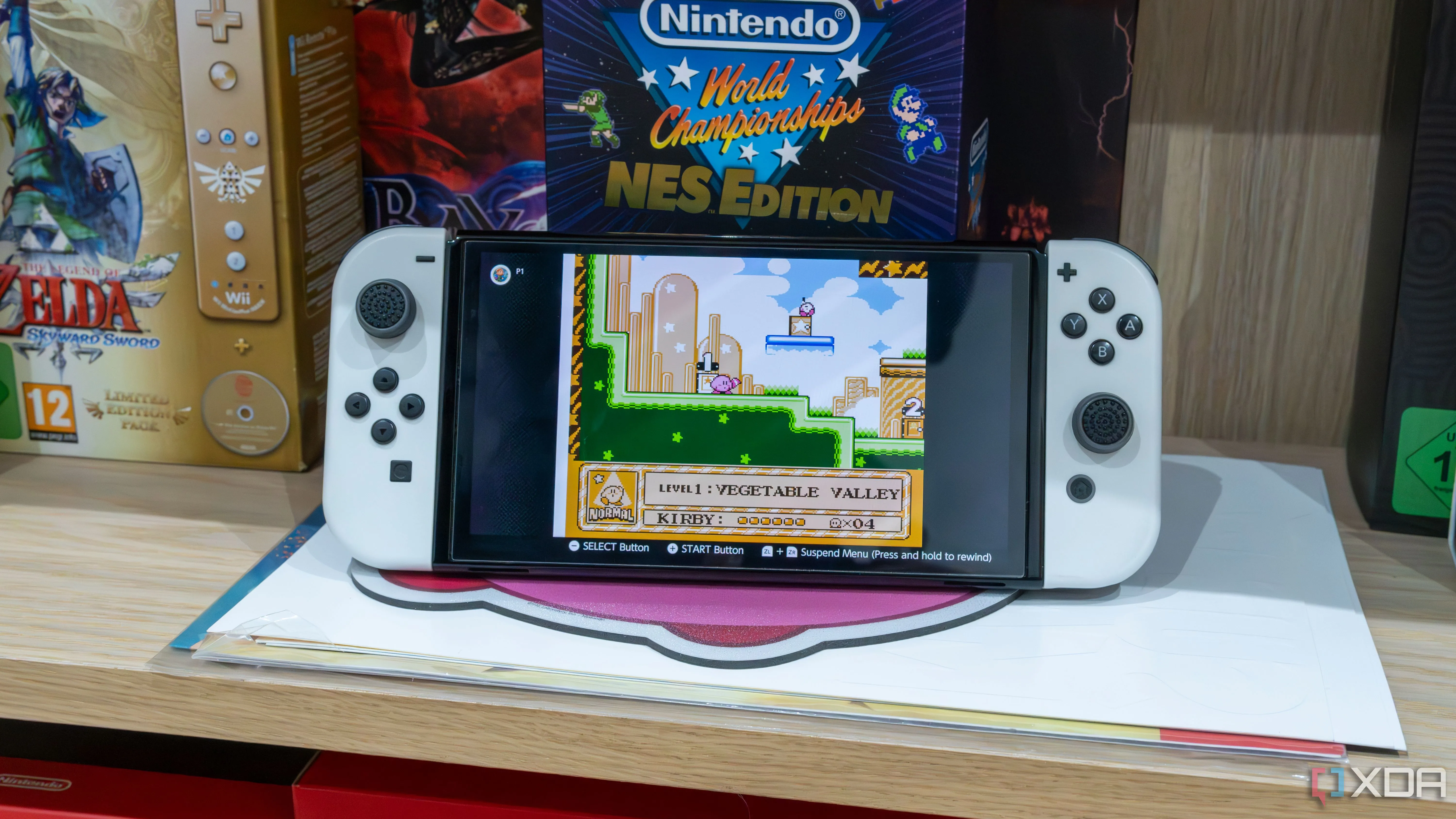 Máy Nintendo Switch OLED đang hiển thị game Kirby trên dịch vụ Nintendo Switch Online, minh họa các tựa game retro có sẵn