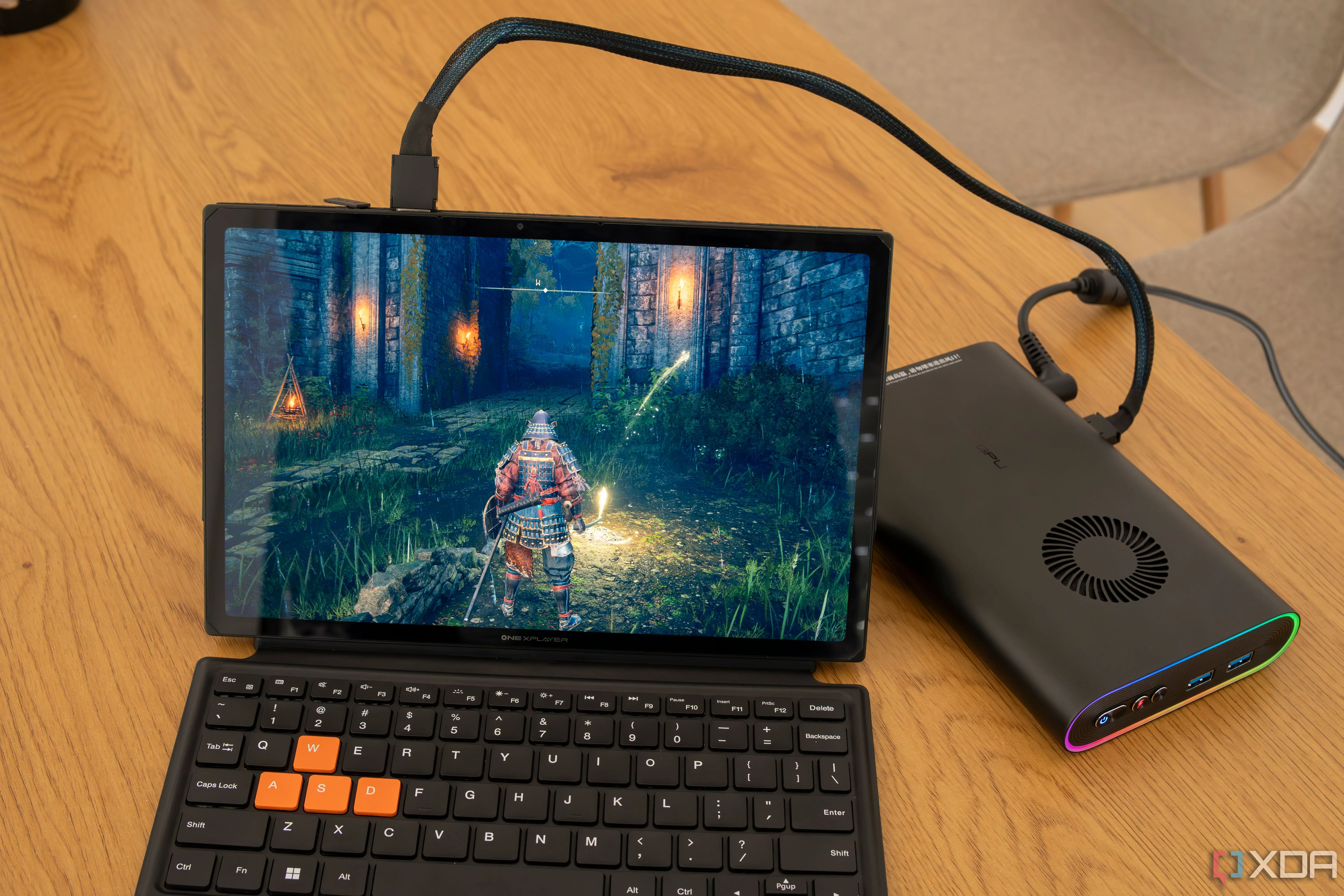 Máy tính bảng One Xplayer X1 chạy game Elden Ring khi kết nối với eGPU qua OCuLink