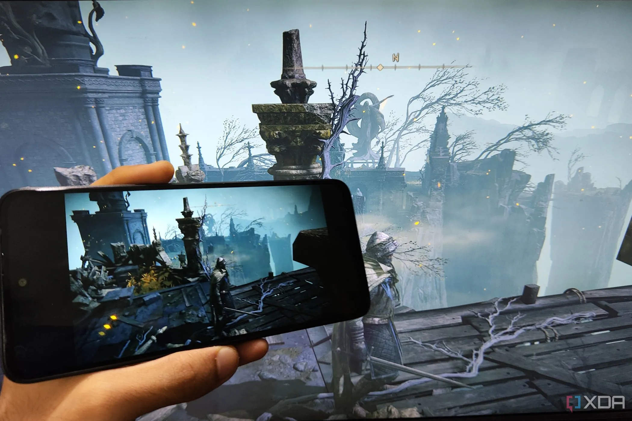 Máy tính chạy Elden Ring đang truyền phát (stream) game đến một chiếc Poco M6 Pro thông qua Apollo và Artemis, minh họa trải nghiệm game di động