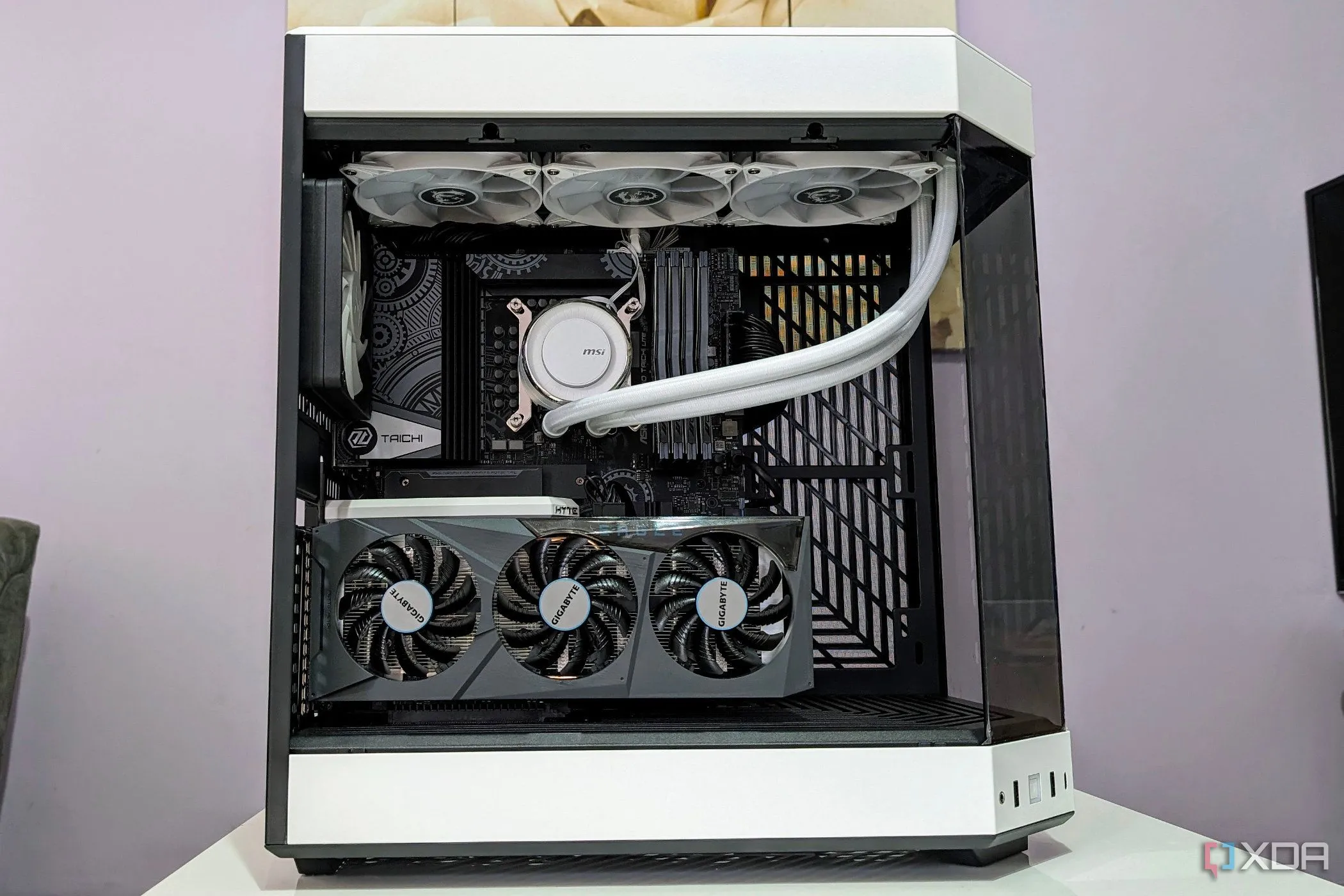 Máy tính chơi game với CPU AMD Ryzen và card đồ họa mạnh mẽ