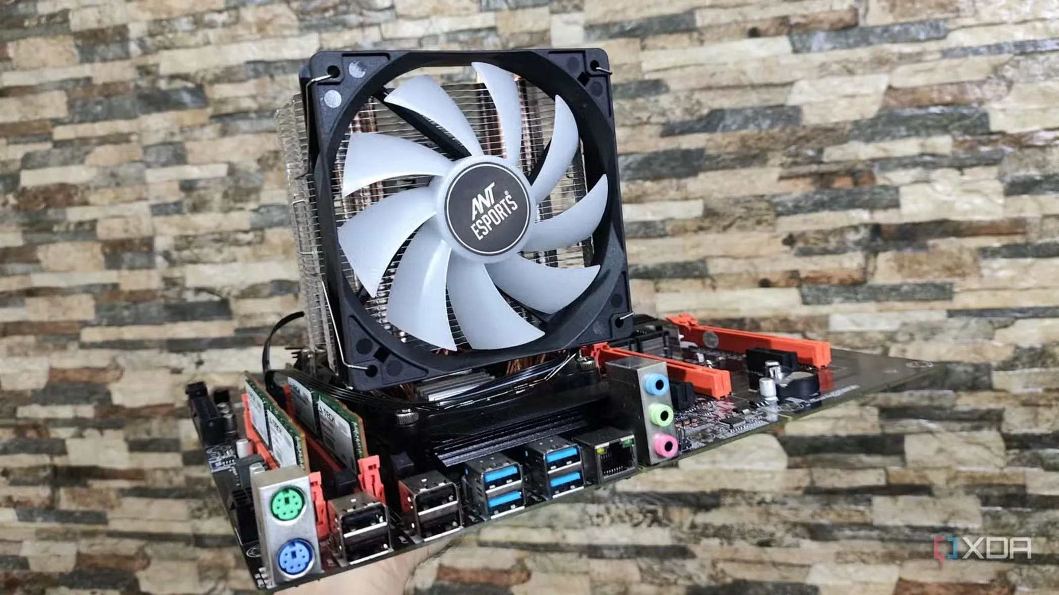 Máy tính dạng server bên trong một trung tâm dữ liệu
