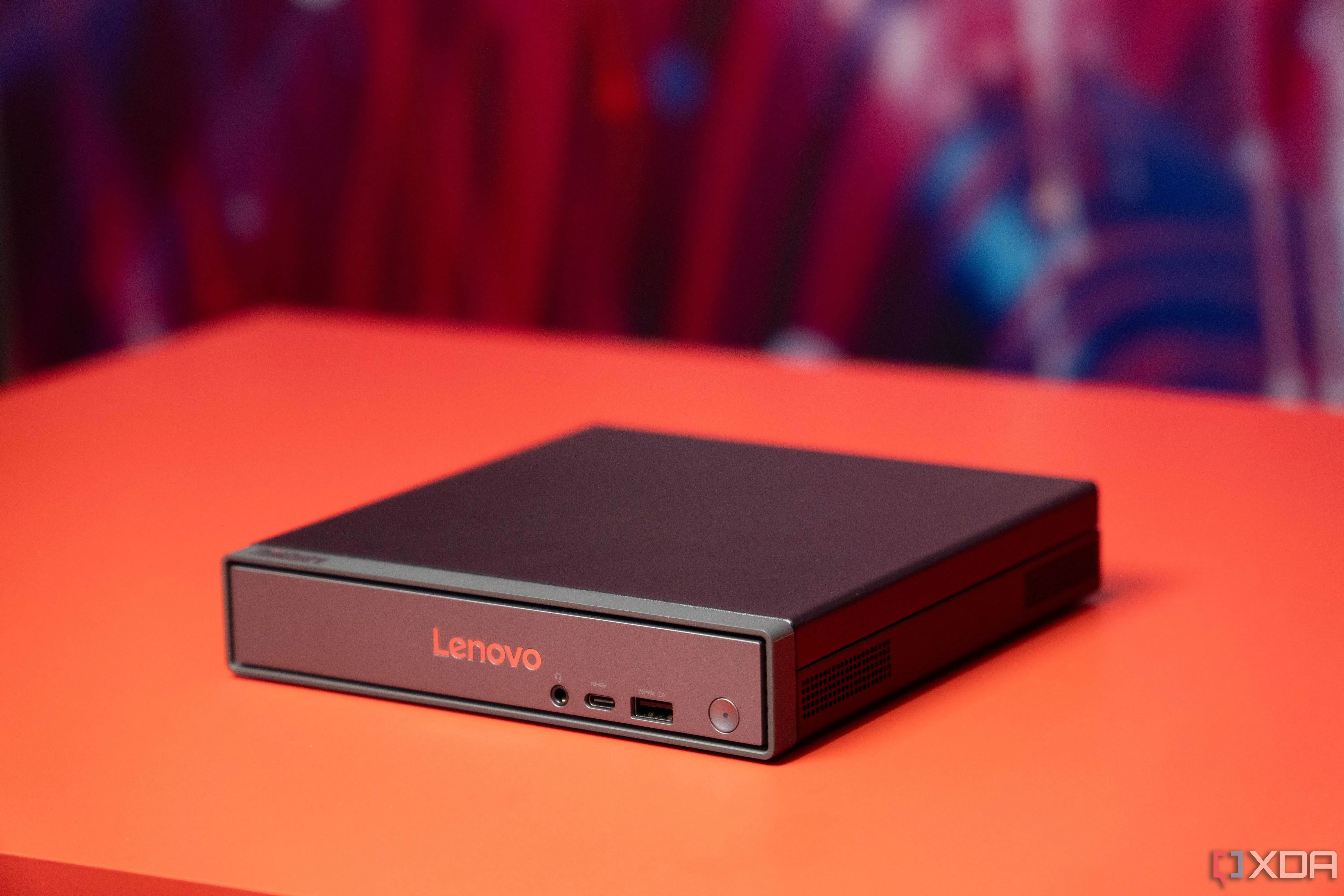 Máy tính Mini PC Lenovo IdeaCentre, minh họa kích thước nhỏ gọn phù hợp để biến PC thành console