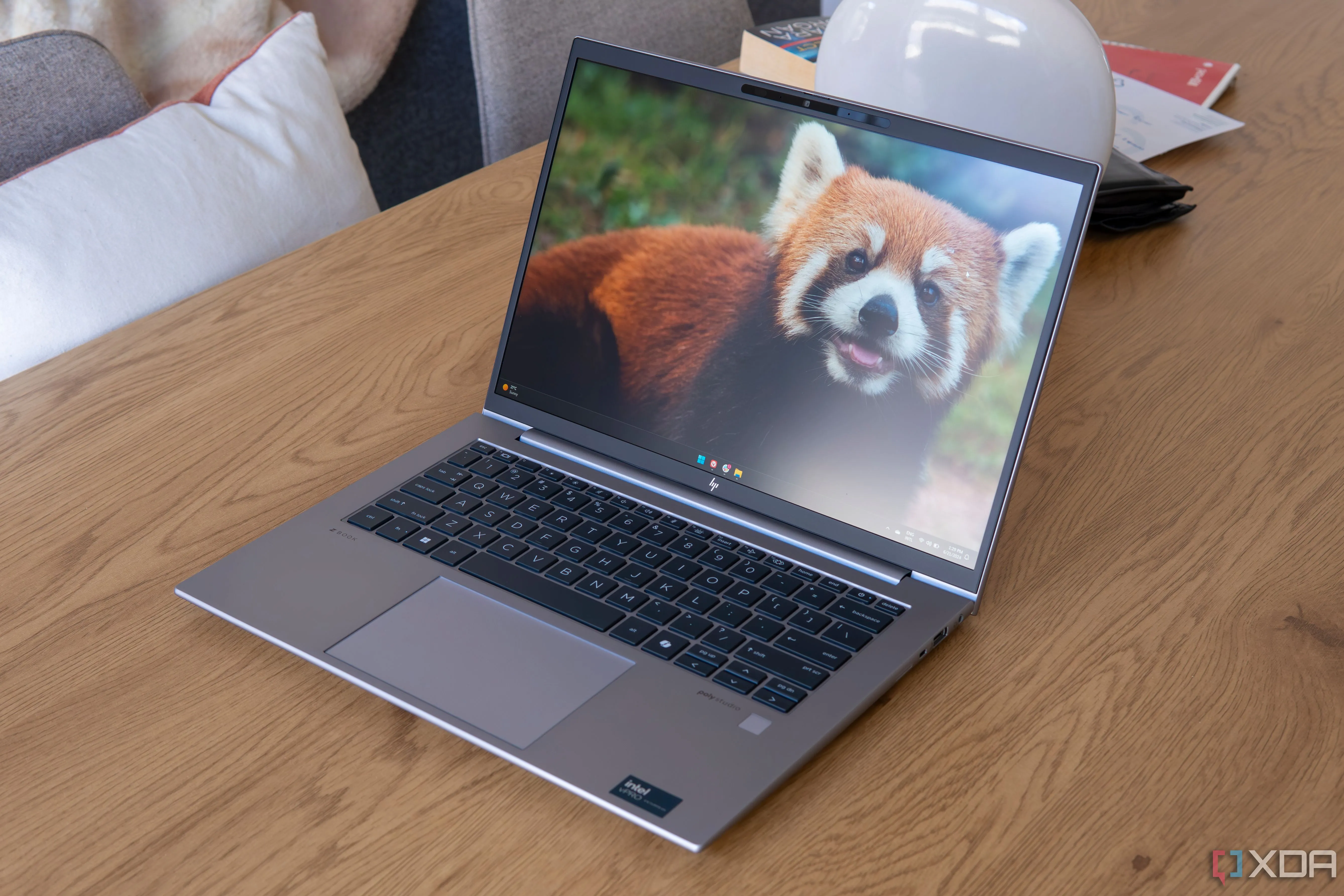 Máy tính xách tay HP ZBook Firefly 14 G11 hiển thị desktop Windows 11, một hệ thống cần cập nhật BIOS để tránh lỗi.