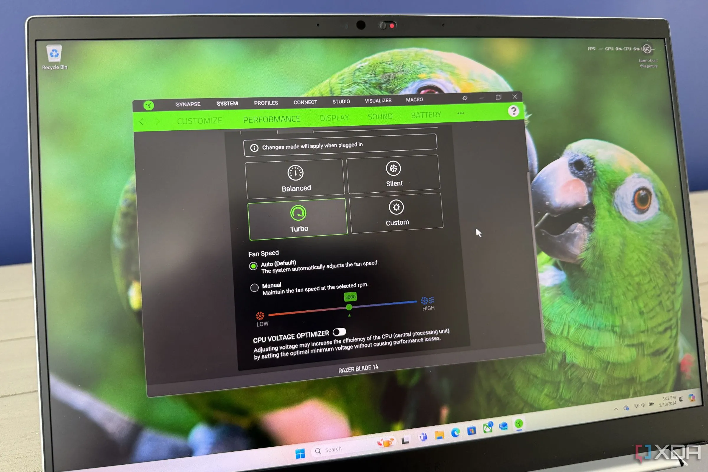 Máy tính xách tay Razer Blade 14 hiển thị phần mềm Razer Synapse, minh họa sự phức tạp của phần mềm điều khiển RGB độc quyền.