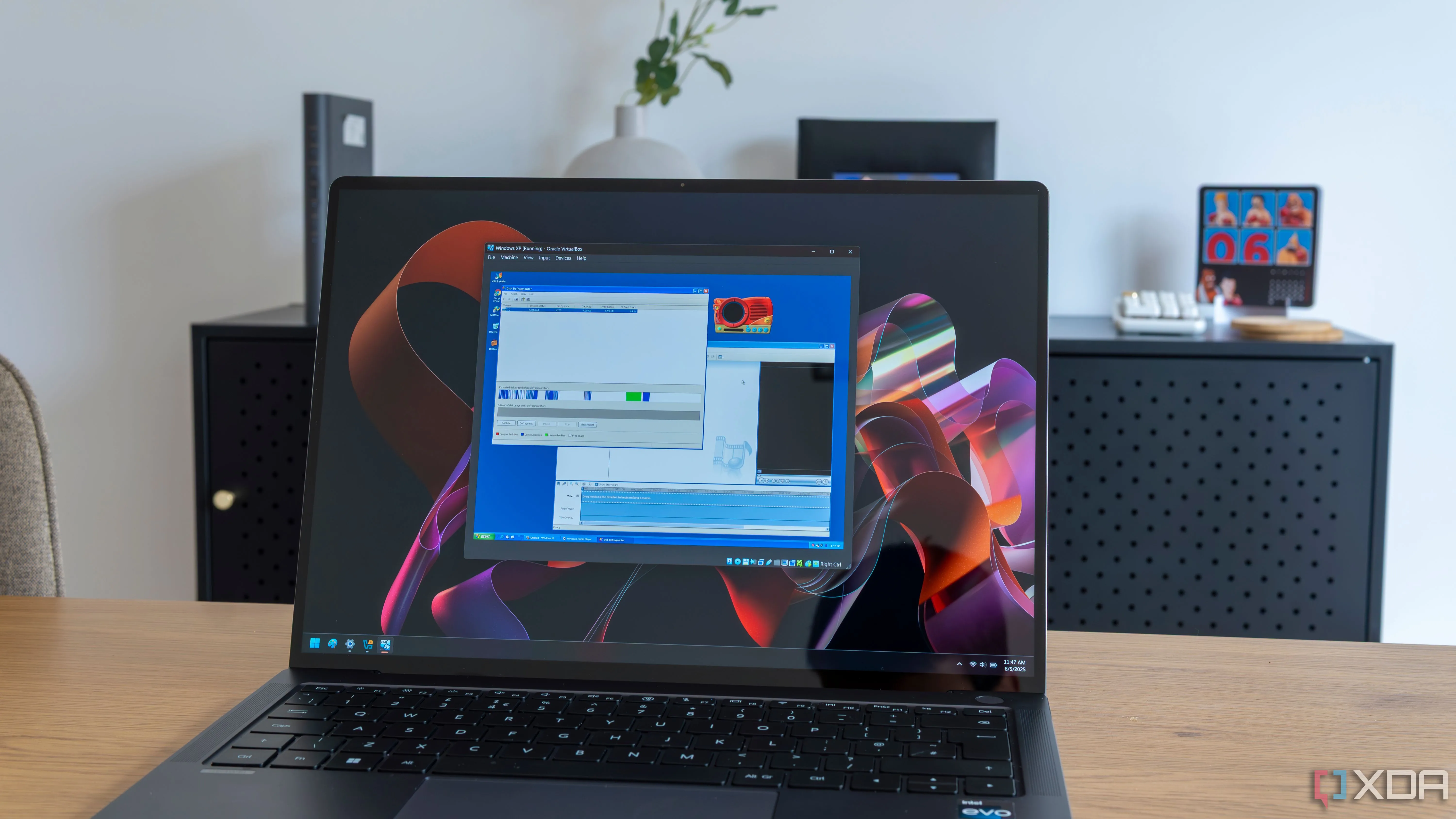 Máy tính xách tay Windows 11 chạy Windows XP trong máy ảo, minh họa khả năng tương thích của Windows