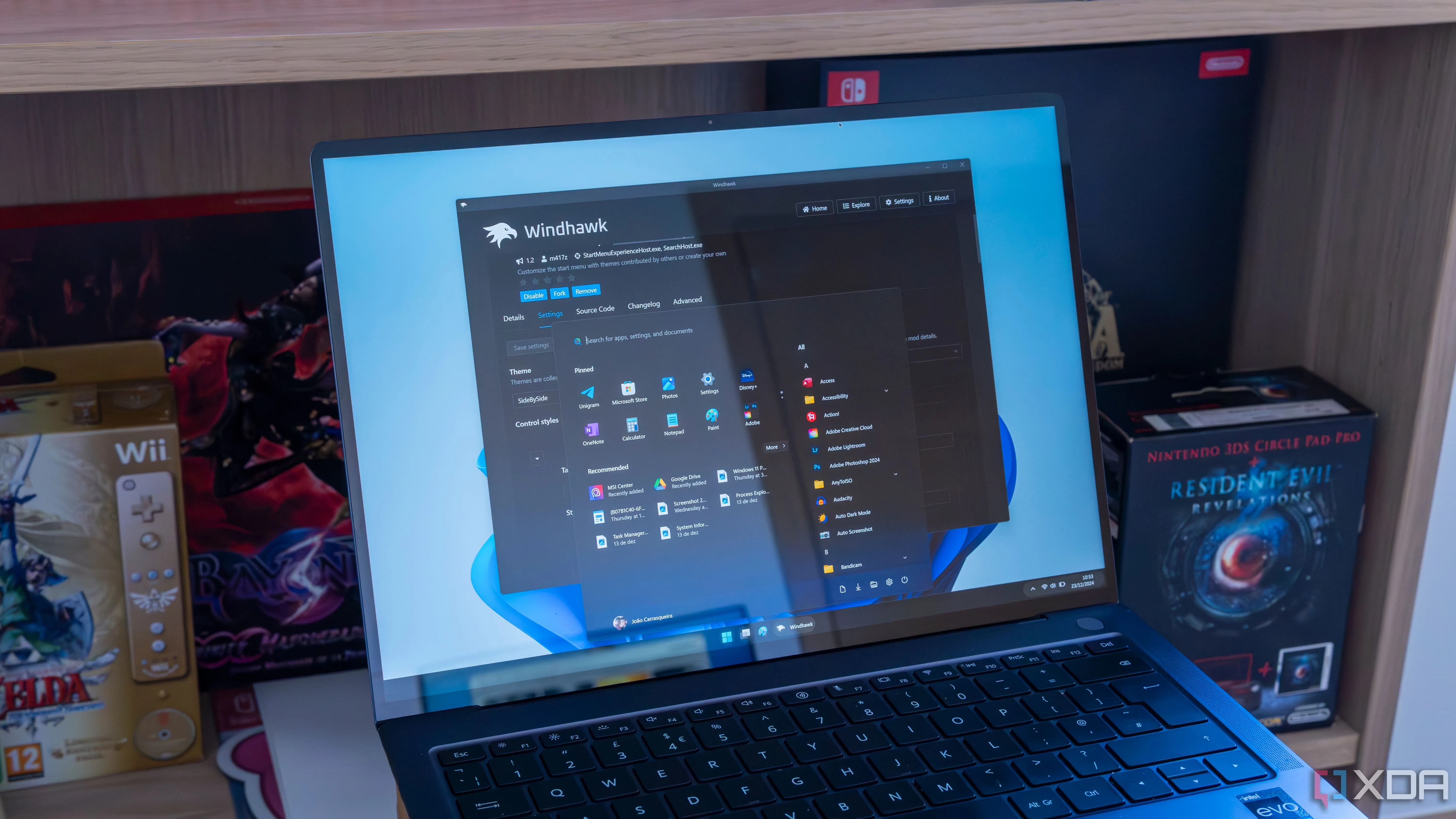 Máy tính xách tay Windows 11 sử dụng Windhawk với thanh tác vụ và menu Start được tùy chỉnh, tạo giao diện cá nhân hóa độc đáo.
