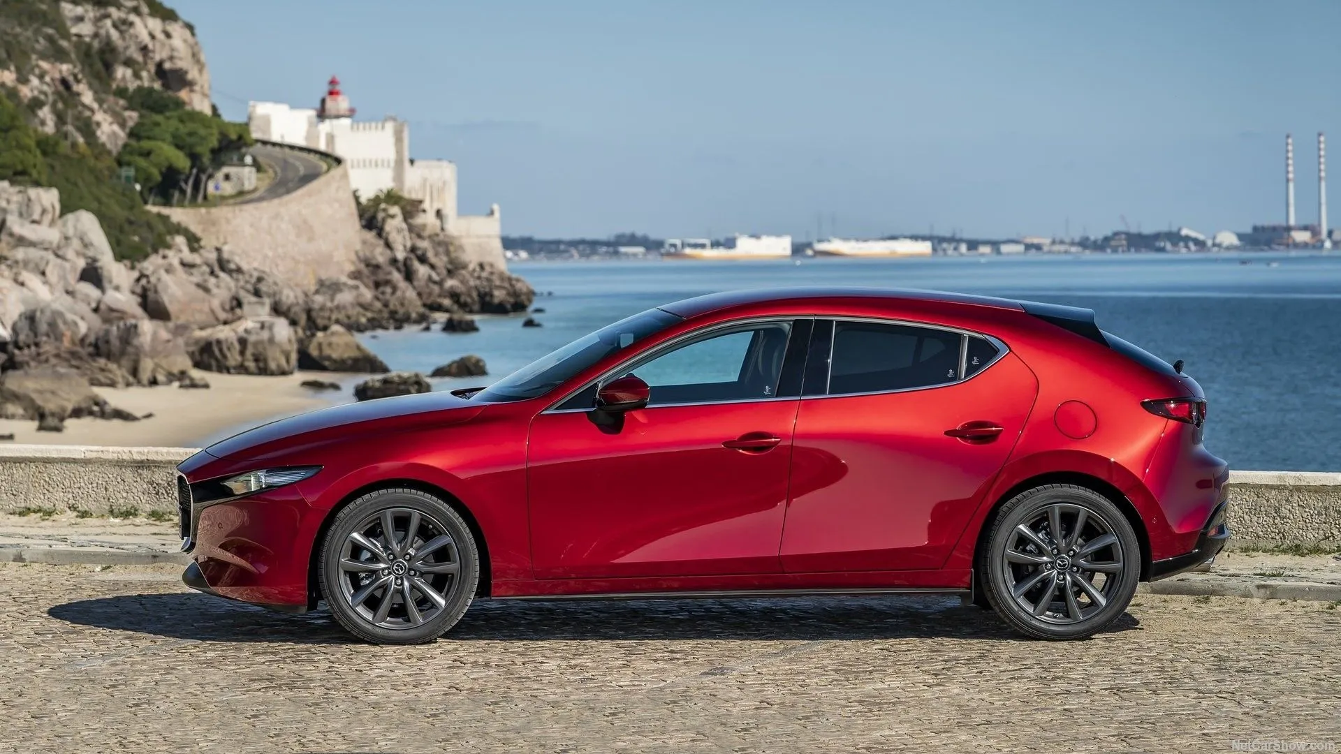 Mazda 3 2025 hatchback màu đỏ với thiết kế sang trọng và hiện đại