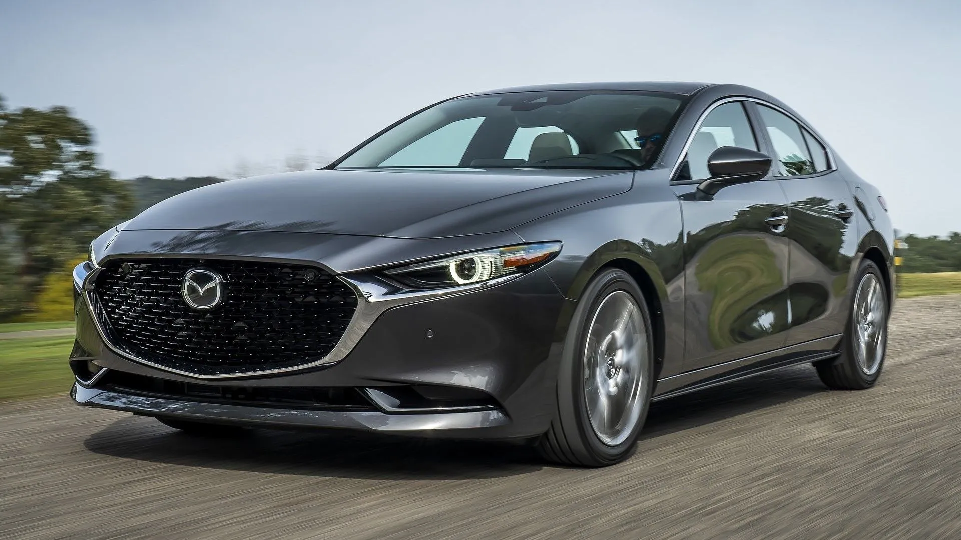Mazda 3 Carbon Edition 2025 với thiết kế sedan sang trọng và thể thao