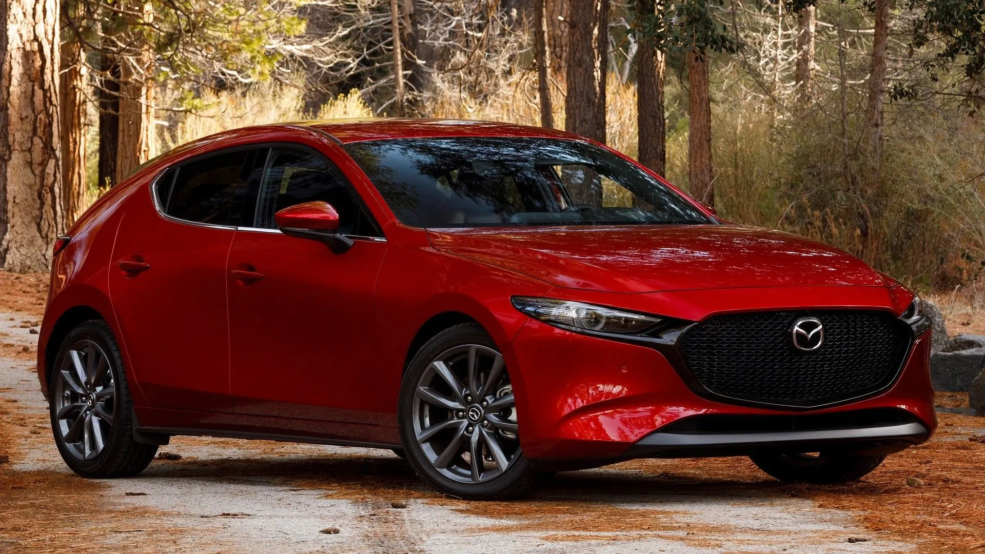 Mazda 3 Turbo Premium Plus 2023 với góc nhìn phía trước 3/4, nhấn mạnh thiết kế tinh tế và nội thất cao cấp trang bị nhiều công nghệ.