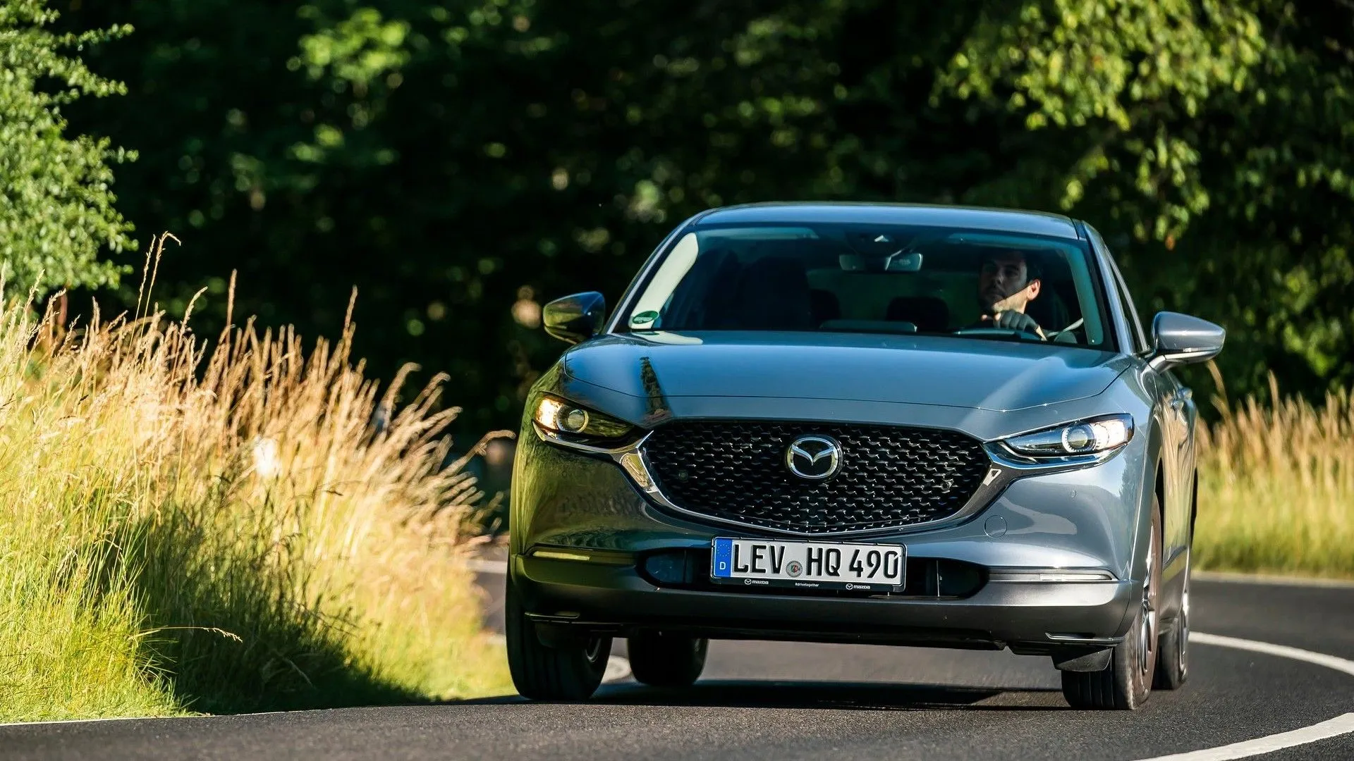Mazda CX-30 2020 màu đỏ đang di chuyển trên đường, thể hiện khả năng vận hành linh hoạt và cảm giác lái thể thao.