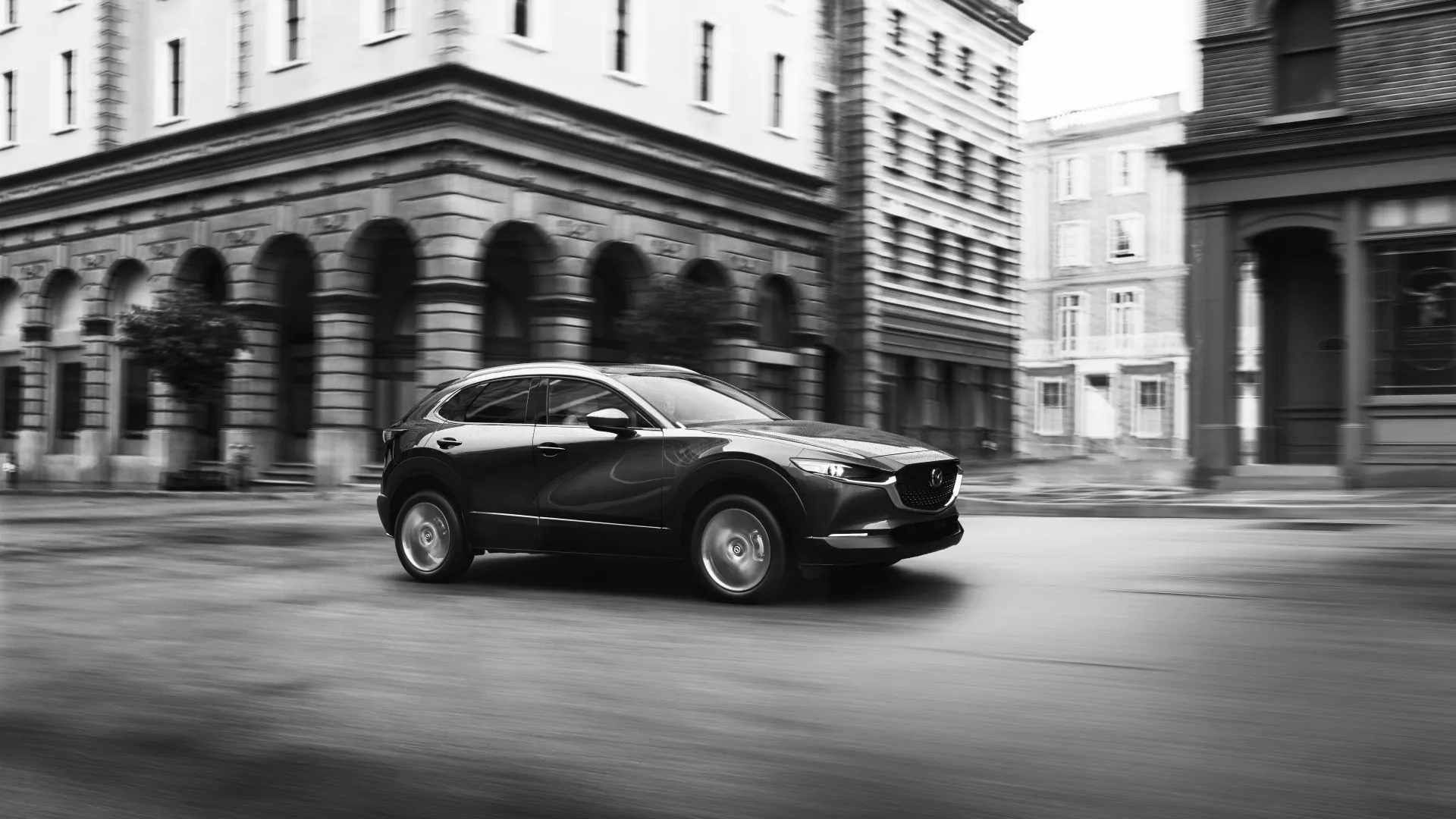 Mazda CX-30 2023 màu đỏ đang di chuyển trên đường
