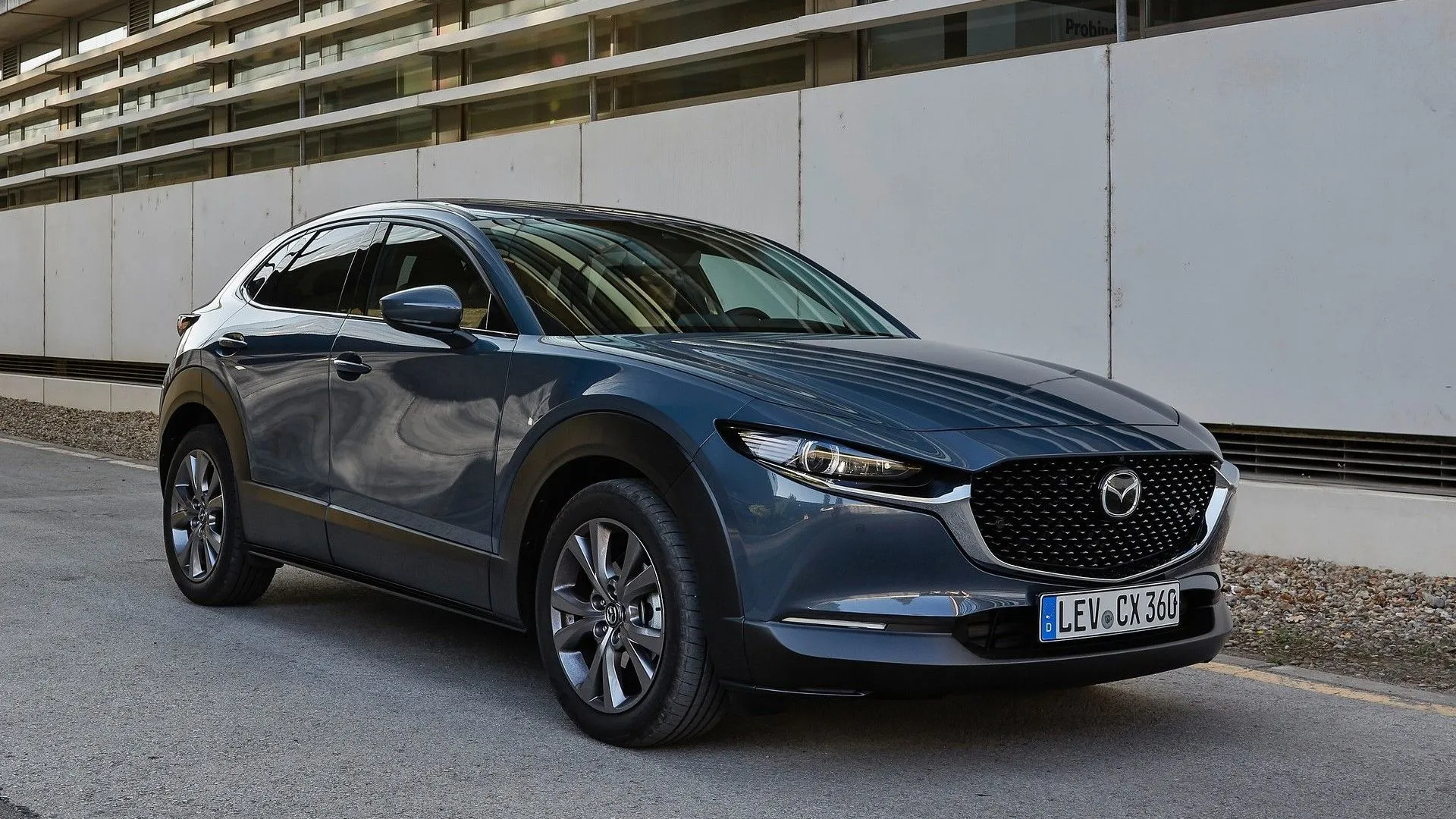 Mazda CX-30 2025 màu xám, ảnh chụp 3/4 phía trước, toát lên vẻ sang trọng và khả năng lái linh hoạt với AWD tiêu chuẩn.