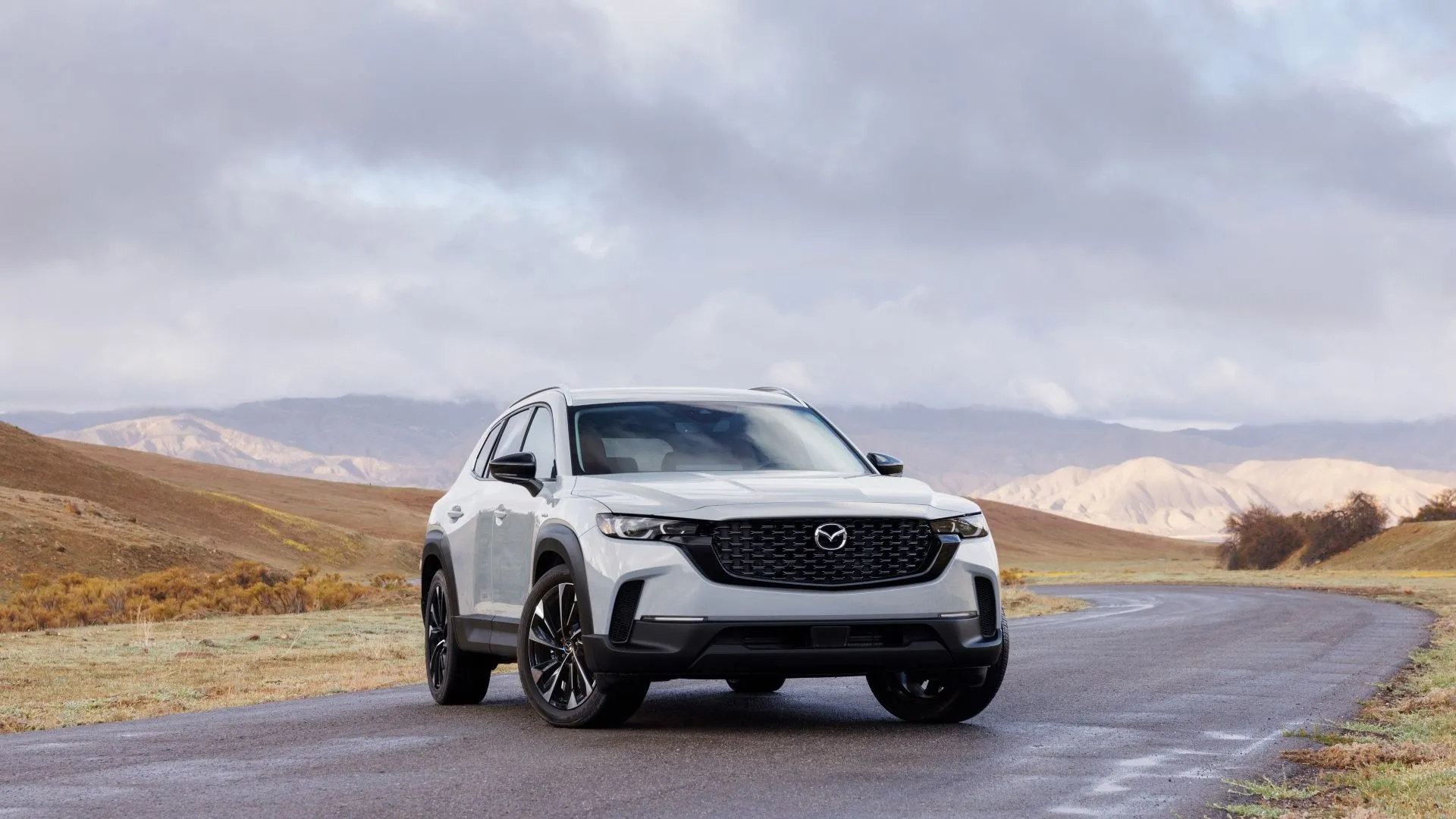 Mazda CX-50 Hybrid 2025 màu xám, góc 3/4 phía trước