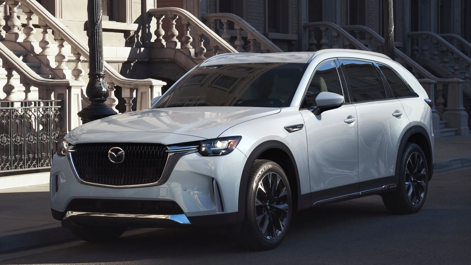 Mazda CX-90 PHEV 2025 với thiết kế thể thao, nội thất sang trọng