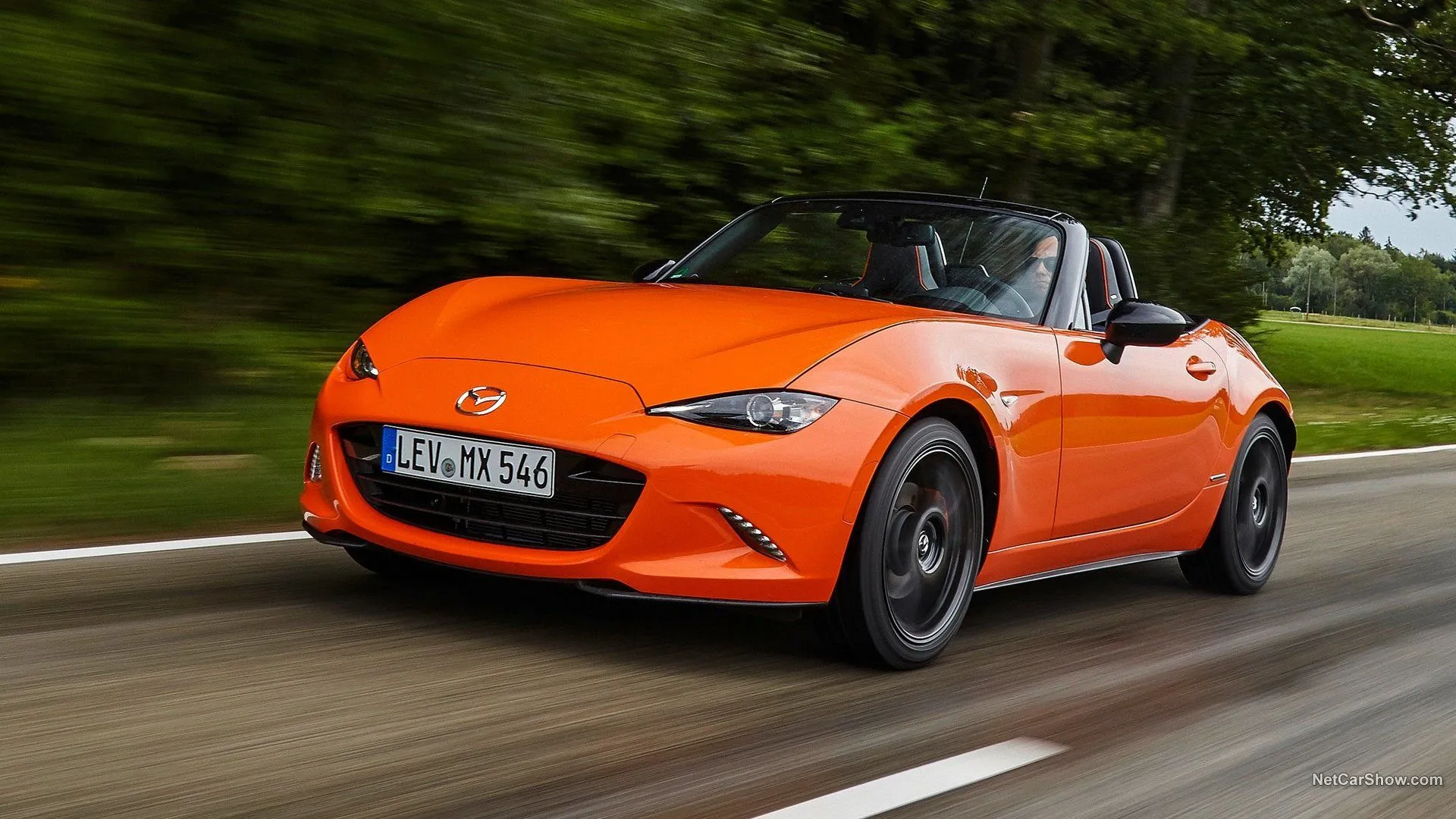 Mazda MX-5 2023 màu trắng, roadster số sàn huyền thoại với khung gầm tinh chỉnh và cảm giác lái chân thực