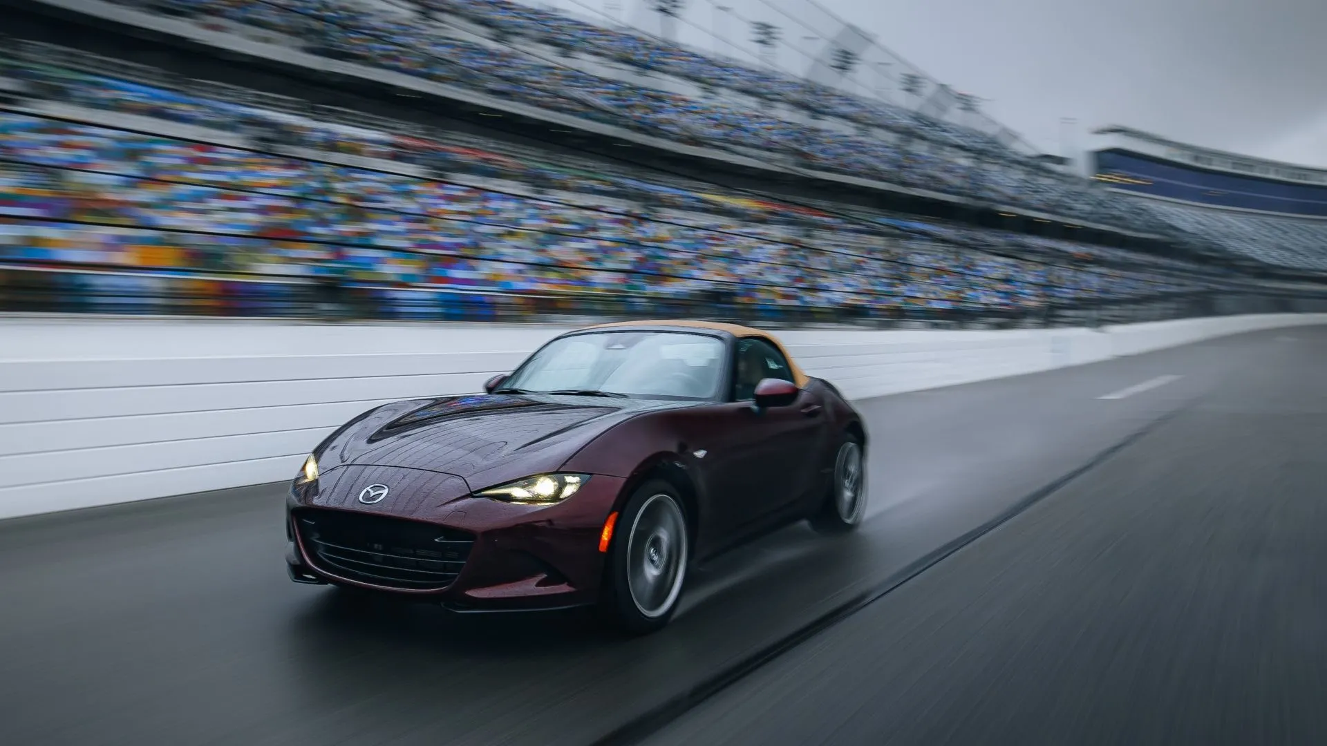 Mazda MX-5 Miata 35th Anniversary Edition 2025 màu trắng góc 3/4 phía trước