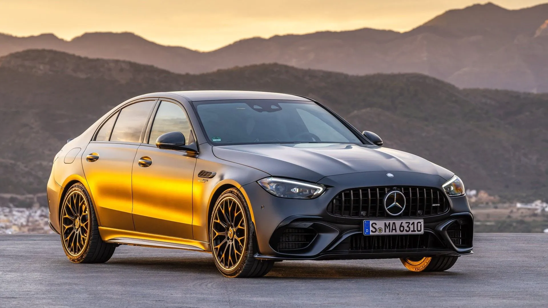 Mercedes-AMG C63 E-Performance 2024 màu trắng cao cấp